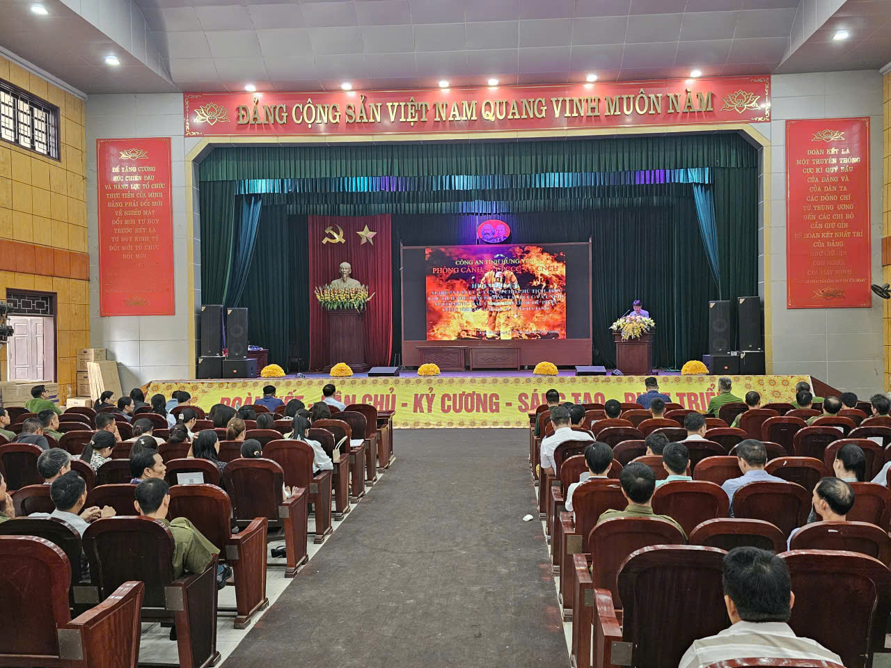 Công an xã Lạc Đạo tổ chức hội nghị huấn luyện nghiệp vụ phòng cháy chữa cháy và cứu hộ cứu nạn.