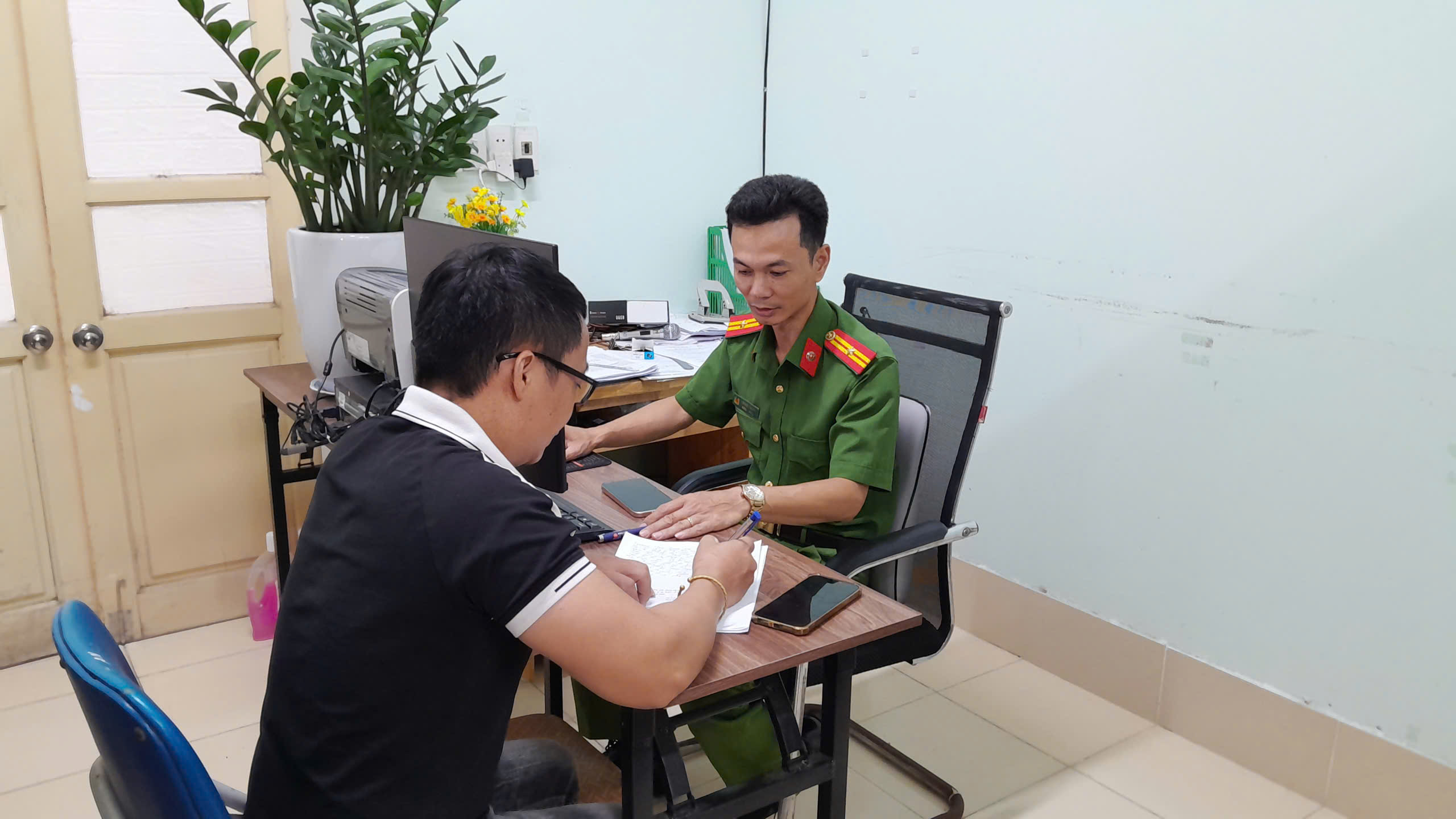 Công an xã Lê Lợi phát hiện các trường hợp chia sẻ thông tin xấu độc từ hệ thống “Thời báo”.