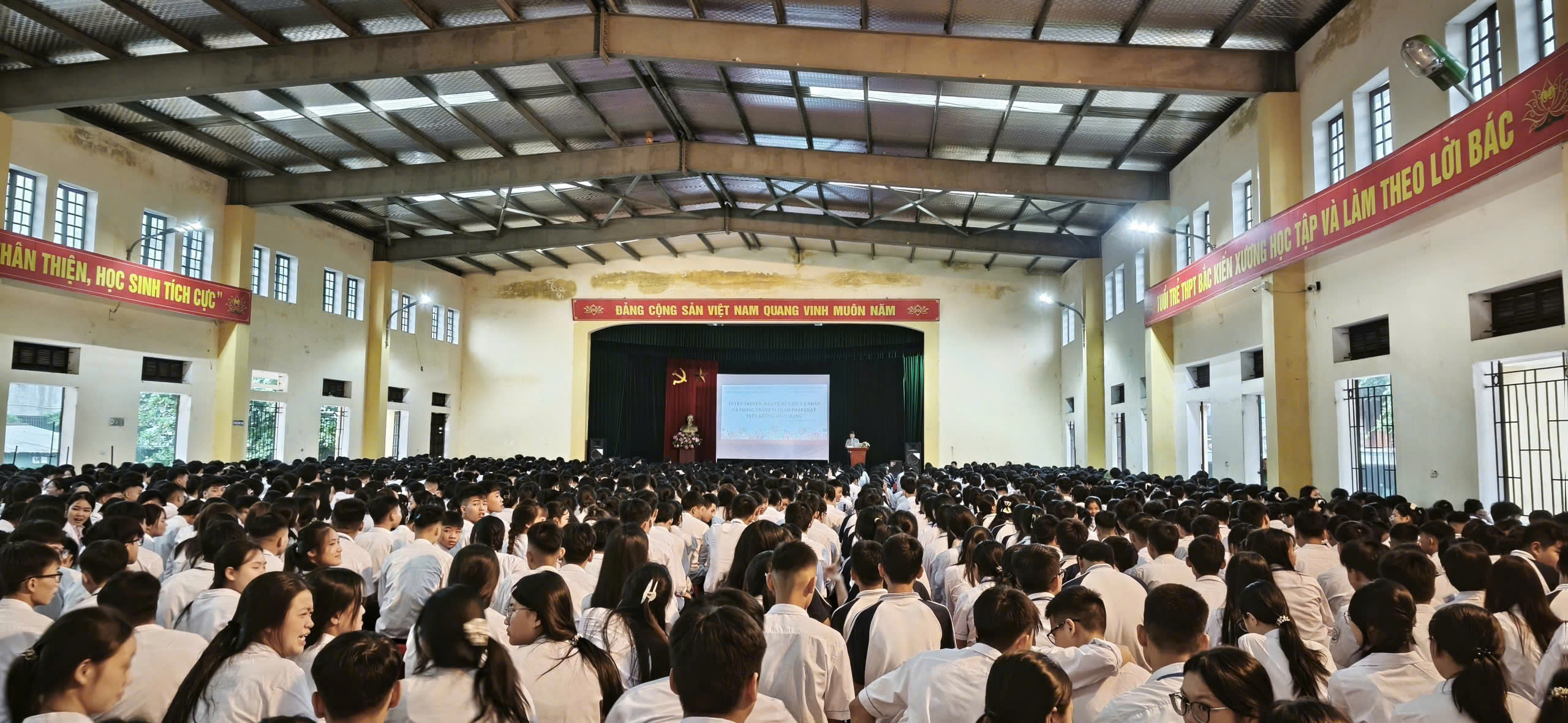 Công an xã Lê Lợi phối hợp tuyên truyền bảo vệ dữ liệu cá nhân, phòng tránh vi phạm pháp luật trên không gian mạng cho học sinh