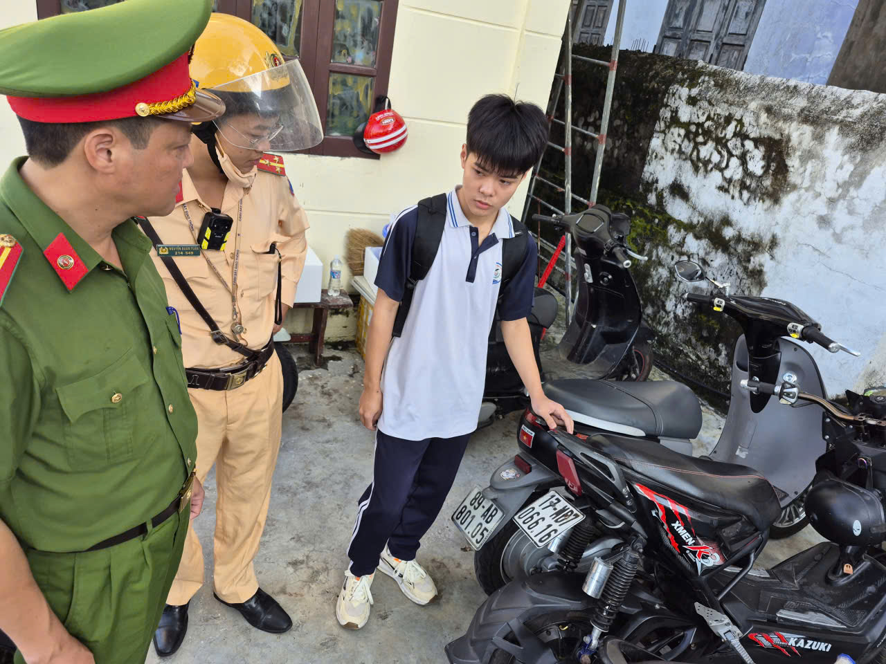 Công an xã Lê Lợi phối hợp tăng cường tuần tra, xử lý học sinh vi phạm trật tự an toàn giao thông