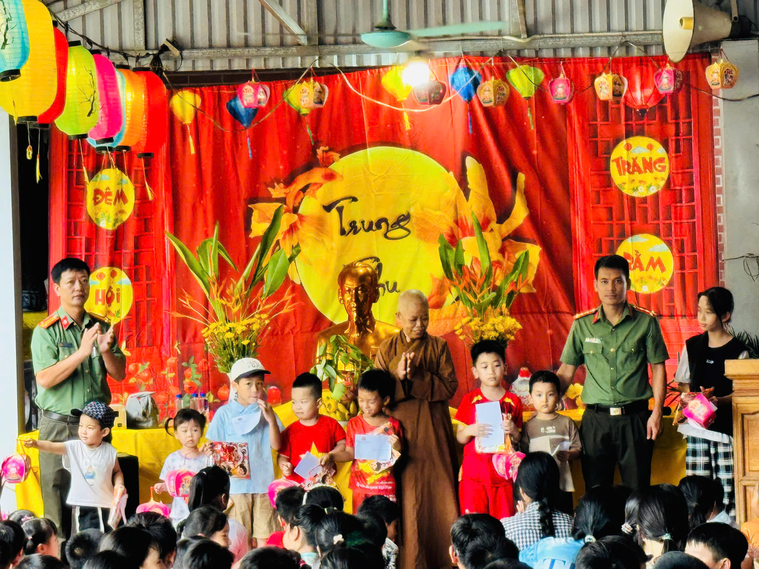 Công an xã Lê Lợi phối hợp tổ chức tặng quà Tết Trung thu cho trẻ em có hoàn cảnh đặc biệt khó khăn trên địa bàn