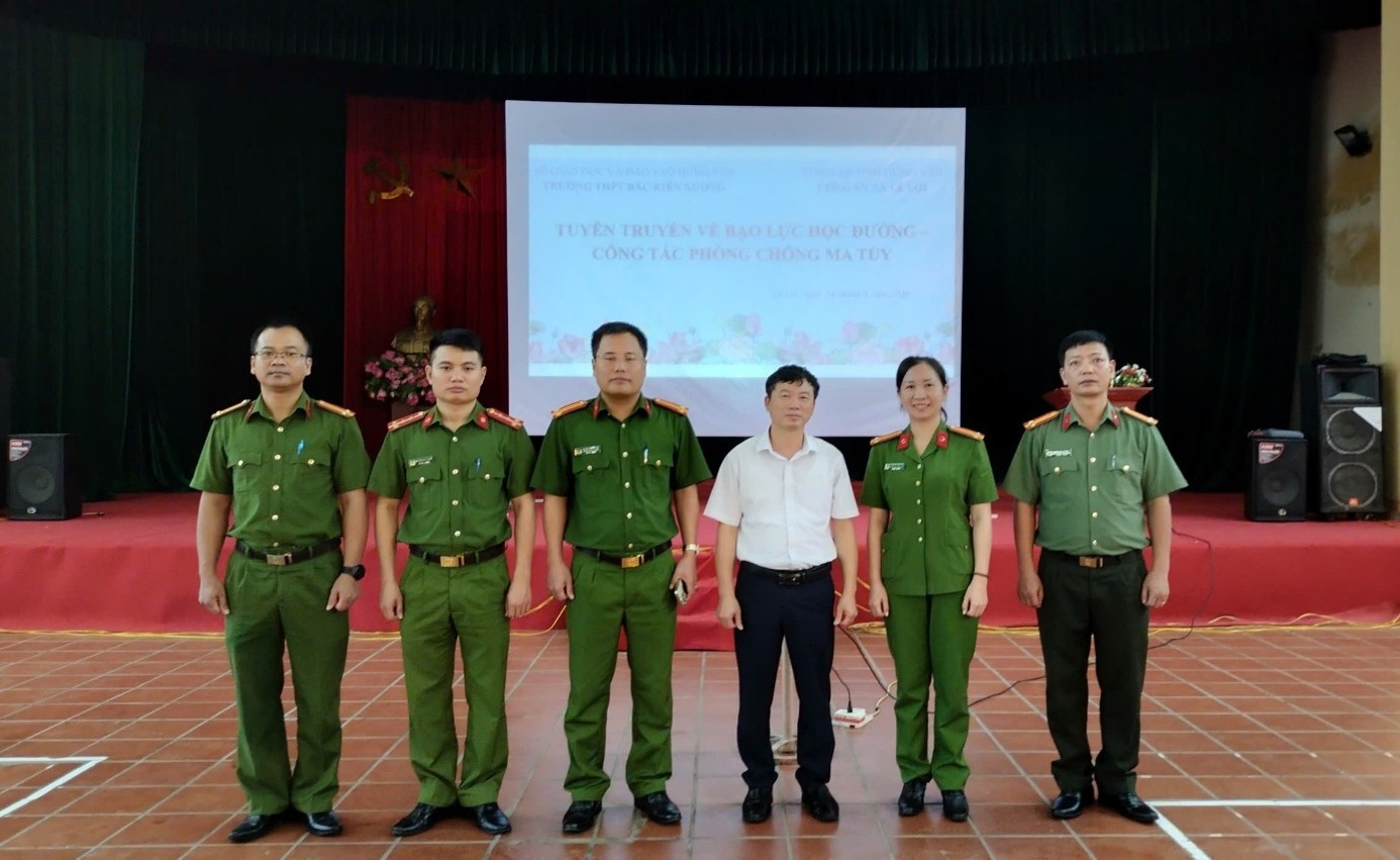 Công an xã Lê Lợi tổ chức tuyên truyền pháp luật về phòng, chống ma tuý và bạo lực học đường cho học sinh.