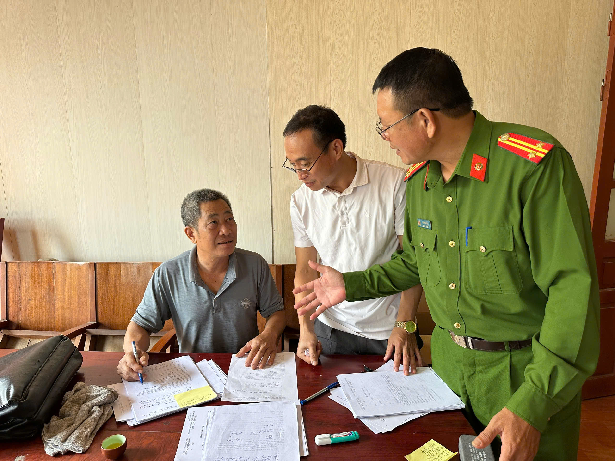 Công an xã Lê Quý Đôn tập trung rà soát, làm sạch dữ liệu giấy phép lái xe ,vận động Nhân dân đổi giấy phép lái xe bằng bìa giấy sang thẻ PET