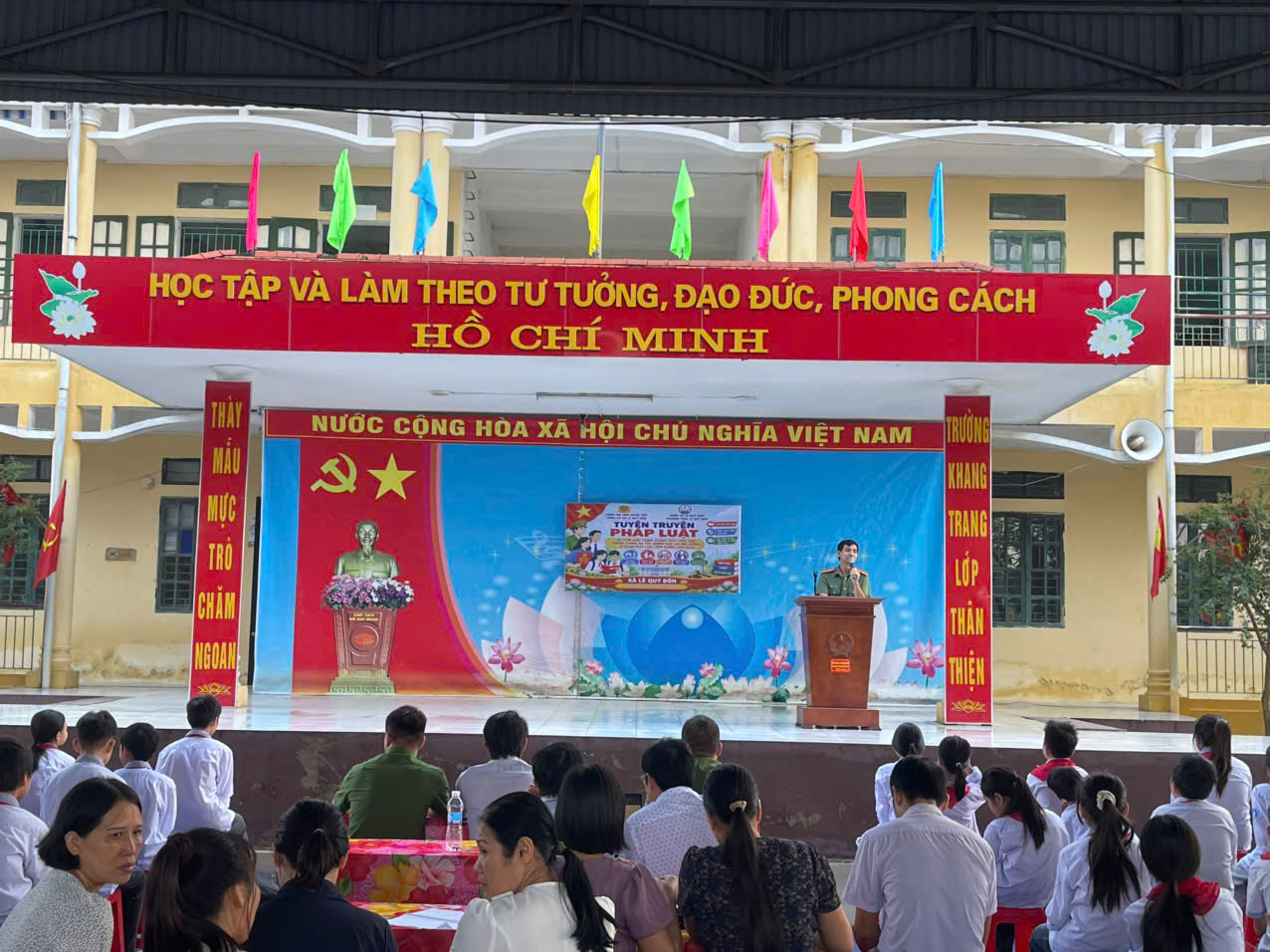 Công an xã Lê Quý Đôn tổ chức tuyên truyền, phổ biến pháp luật cho giáo viên và học sinh tại các phân hiệu của Trường Trung học cơ sở Lê Quý Đôn