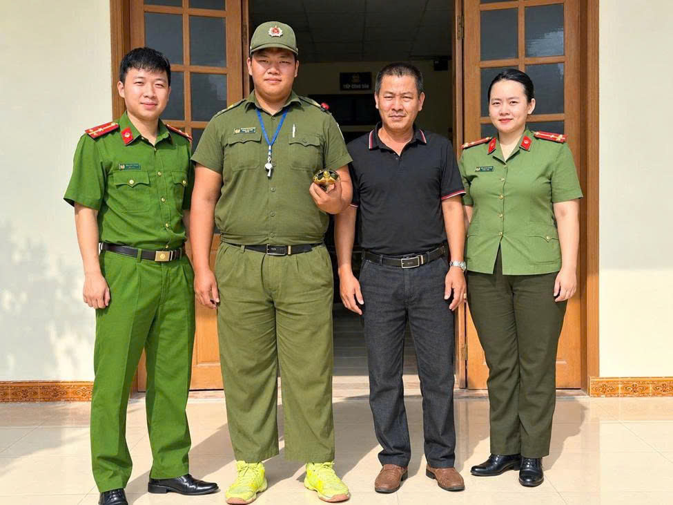 Công an xã Lê Quý Đôn kịp thời tiếp nhận cá thể rùa cổ sọc do người dân tự nguyện giao nộp