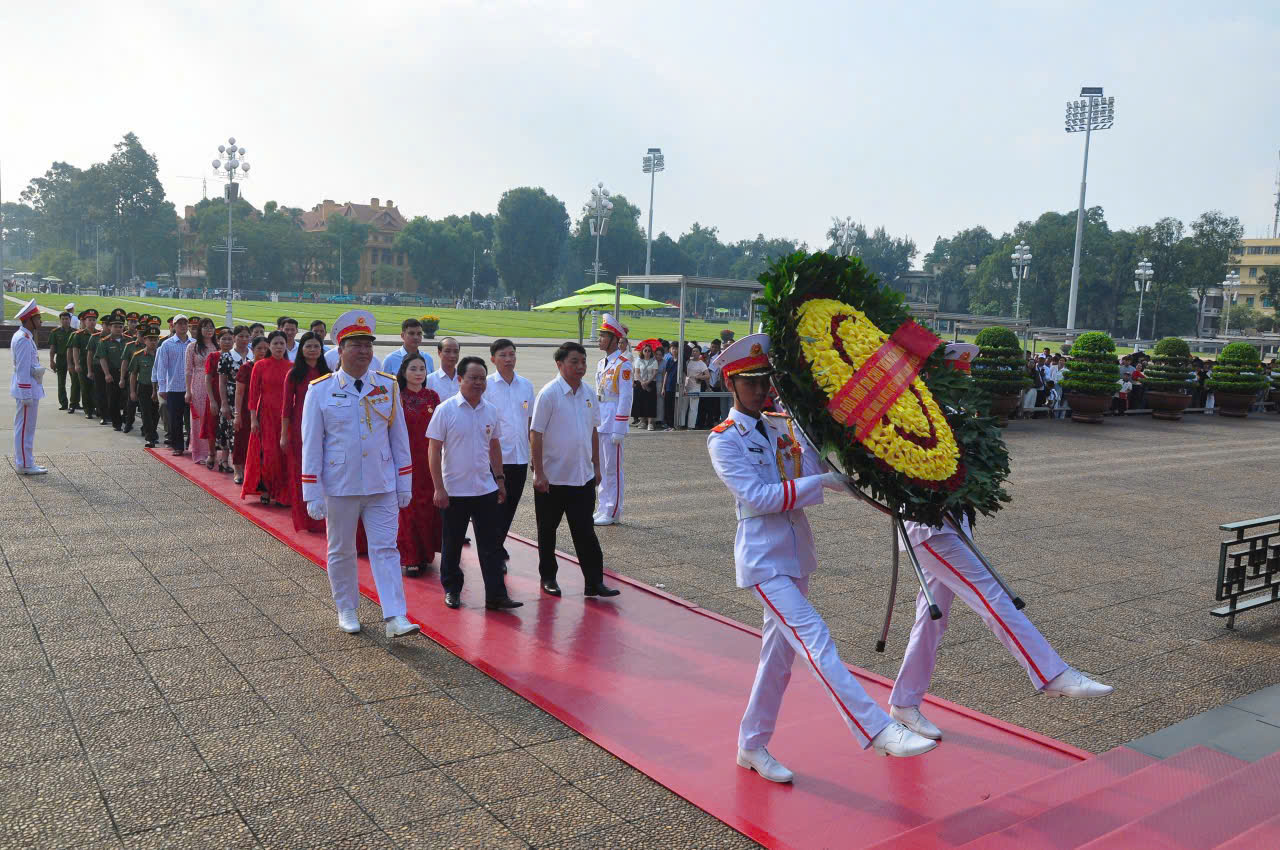 CÔNG AN XÃ LONG HƯNG THAM MƯU ĐẢNG ỦY, HĐND, UBND XÃ TỔ CHỨC DÂNG HOA, VIẾNG LĂNG CHỦ TỊCH HỒ CHÍ MINH VÀ ANH HÙNG LIỆT SĨ CÔNG AN NHÂN DÂN BÙI THỊ CÚC