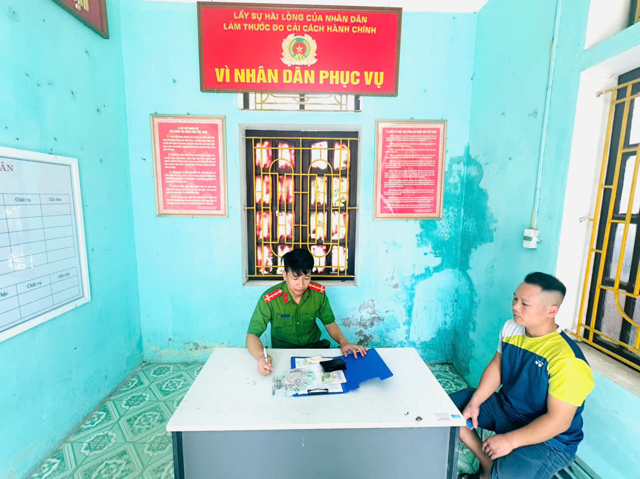 Công an xã Long Hưng trao trả tài sản nhặt được cho người đánh mất