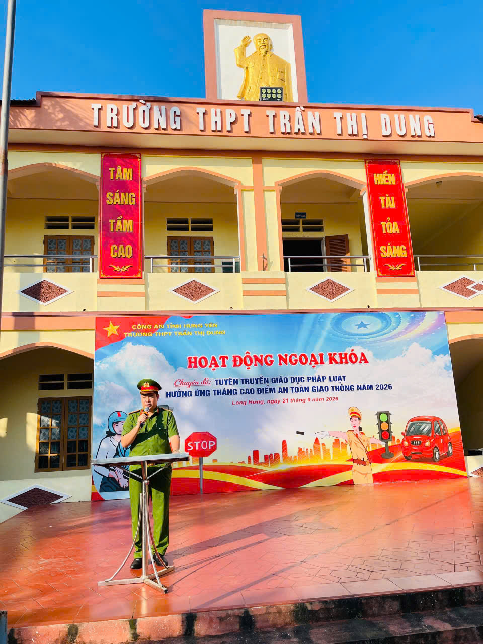 Công an xã Long Hưng tuyên truyền, phổ biến pháp luật về trật tự an toàn giao thông và phòng, chống bạo lực học đường tại Trường THPT Trần Thị Dung