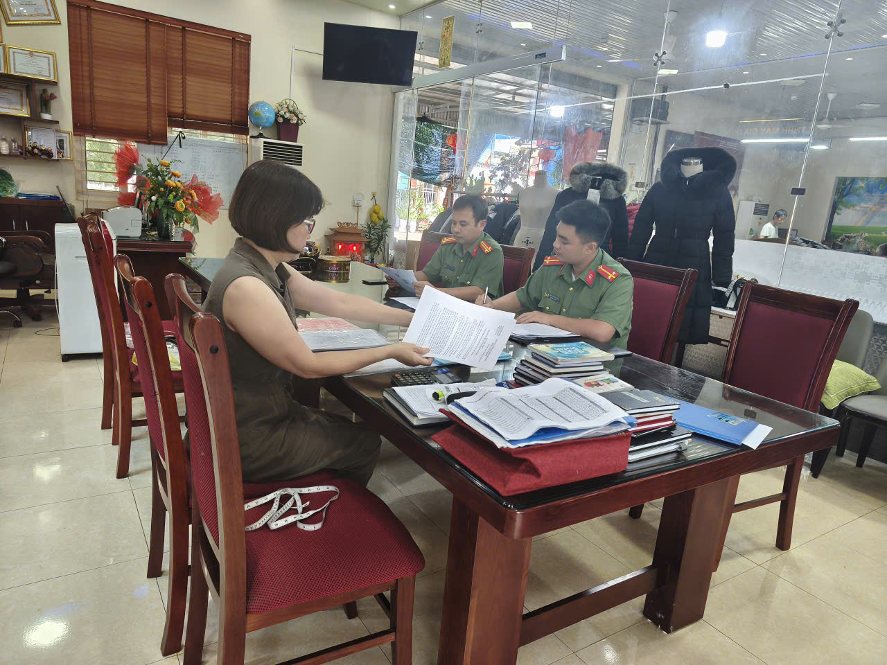 Công an xã Long Hưng hướng dẫn, thực hiện công tác bảo đảm An ninh mạng, an toàn thông tin và phòng chống tội phạm sử dụng công nghệ cao tại Công ty TNHH May Gia Hưng