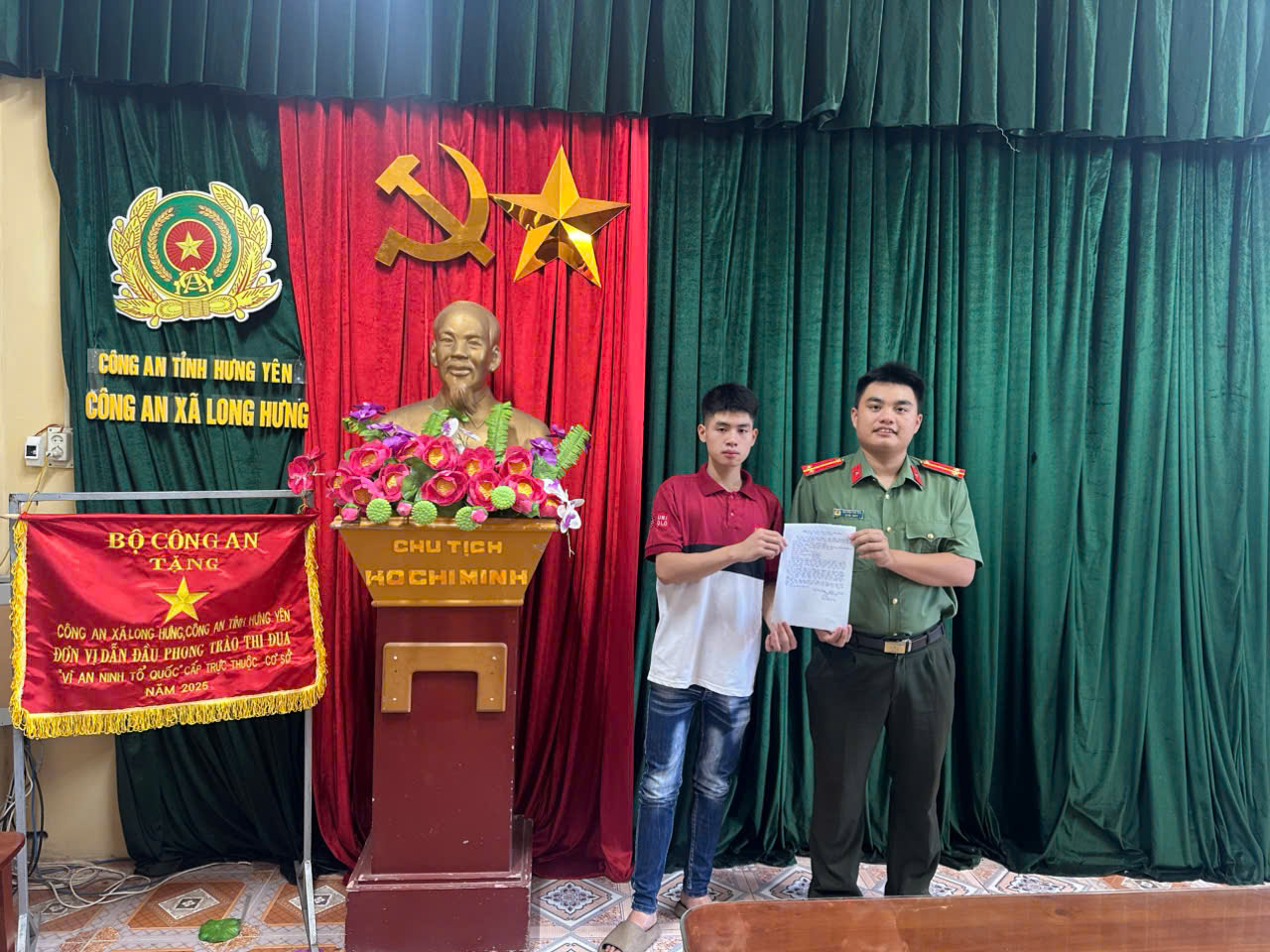 Tuổi trẻ xã Long Hưng tự nguyện viết đơn đăng ký thực hiện nghĩa vụ Công an nhân dân năm 2027