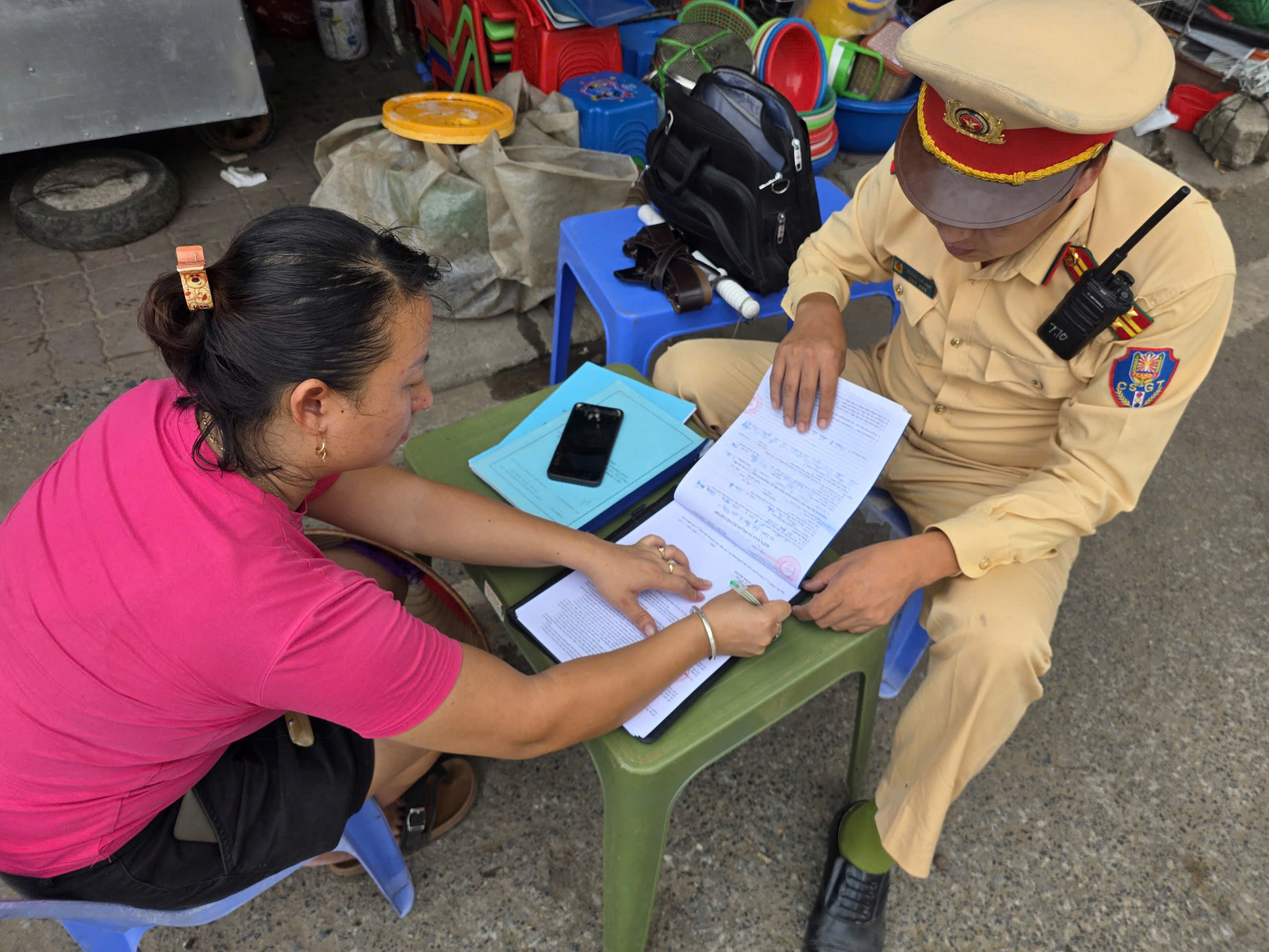 Công an xã Lương Bằng phối hợp Phòng Cảnh sát giao thông tuyên truyền, xử lý vi phạm lấn chiếm hành lang an toàn giao thông đường bộ