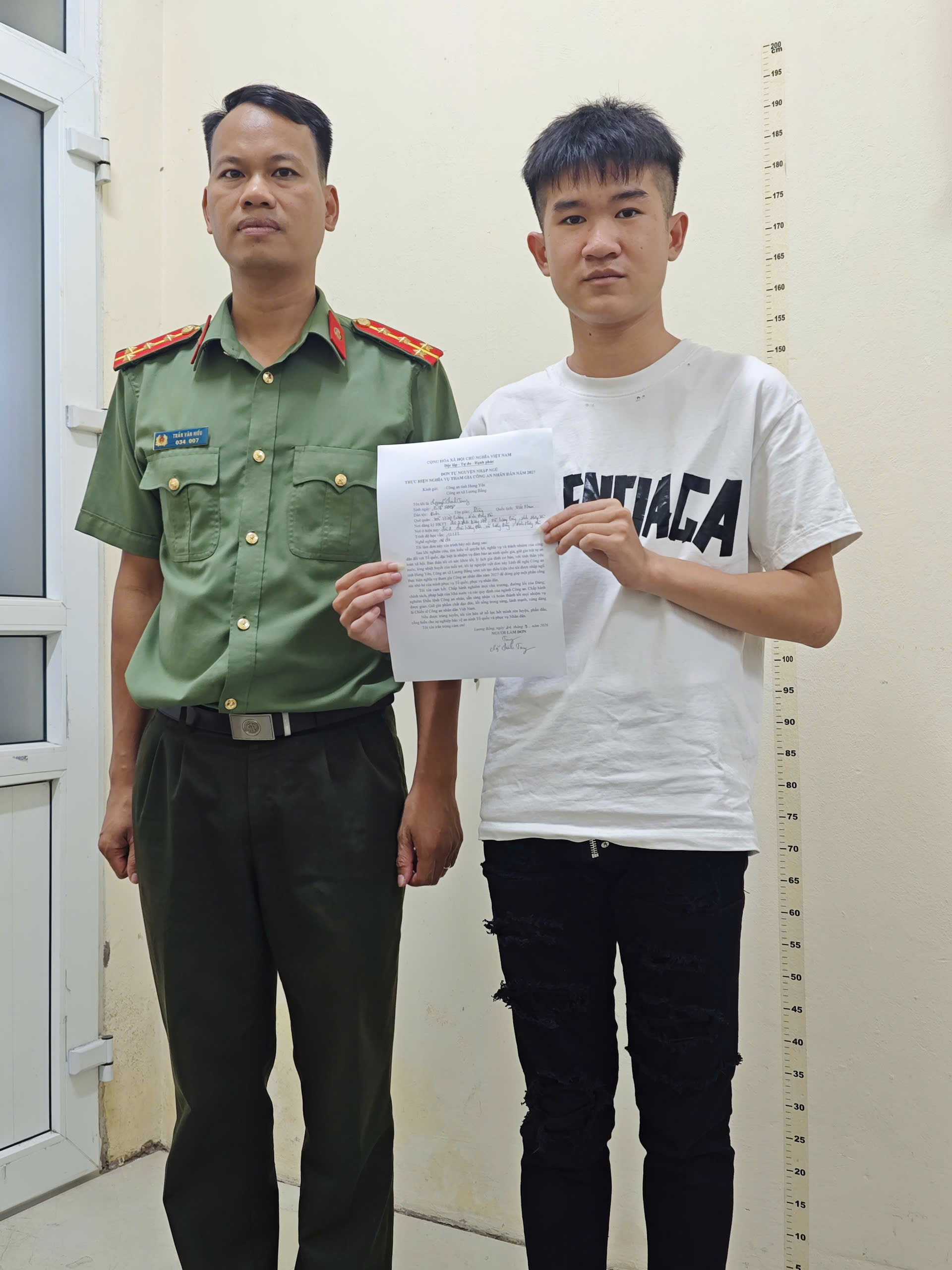 Công an xã Lương Bằng tiếp nhận đơn tình nguyện tham gia nghĩa vụ Công an nhân dân