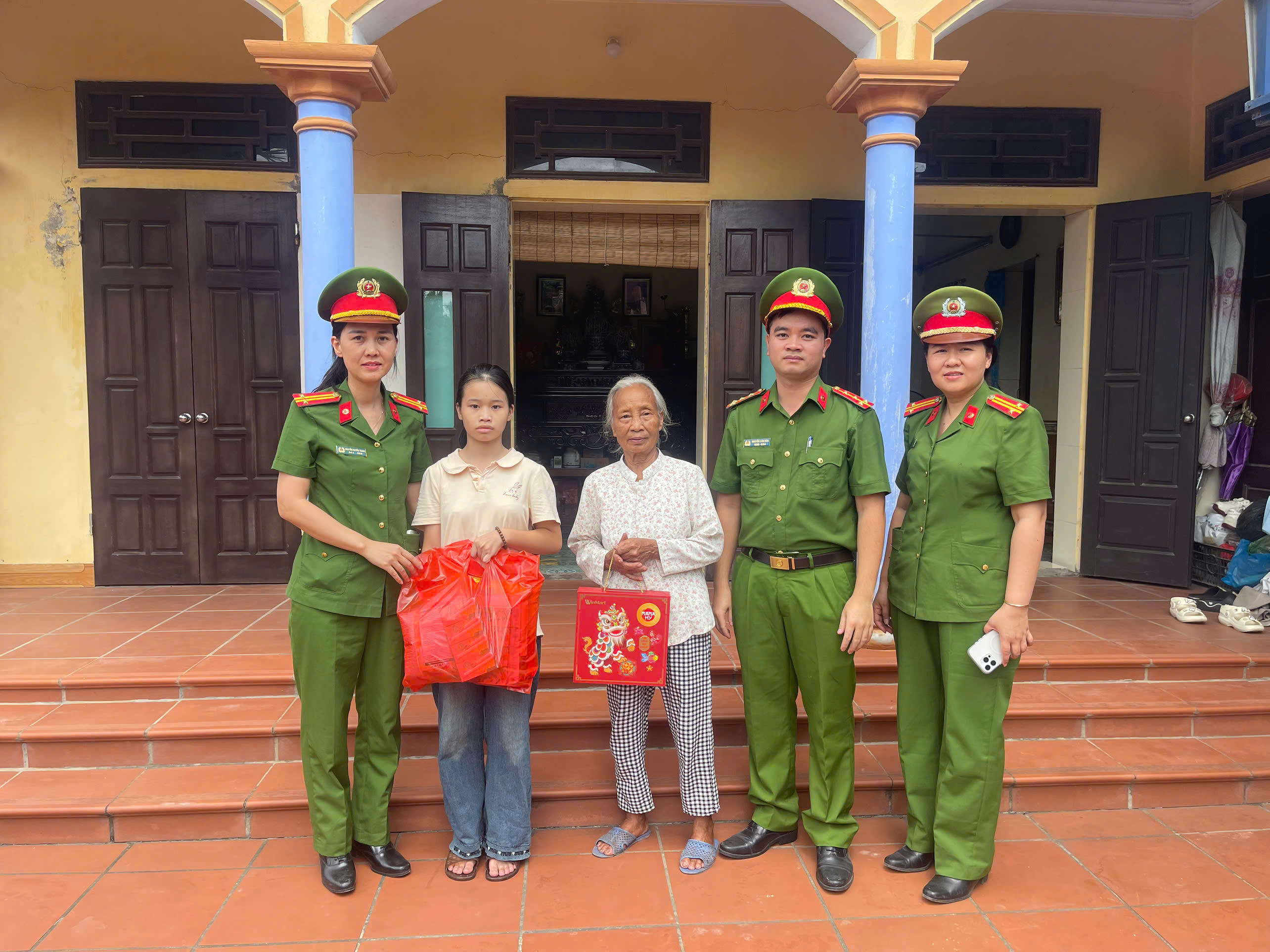 Công an xã Lương Bằng: Ấm áp mô hình “Công an xã nhận con đỡ đầu” nhân dịp Tết Trung thu năm 2026