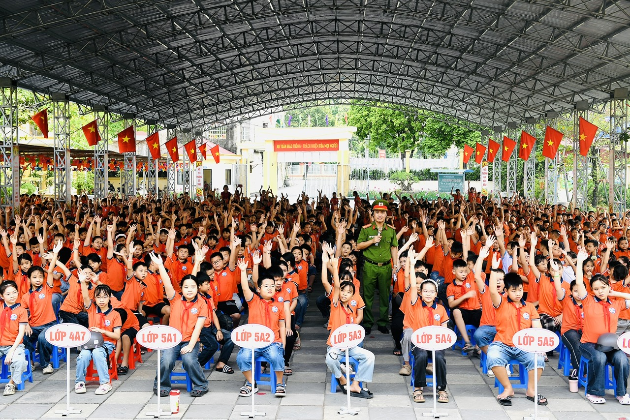 Công an xã Lương Bằng tuyên truyền pháp luật, hướng dẫn kỹ năng tham gia giao thông an toàn tại Trường Tiểu học Lương Bằng