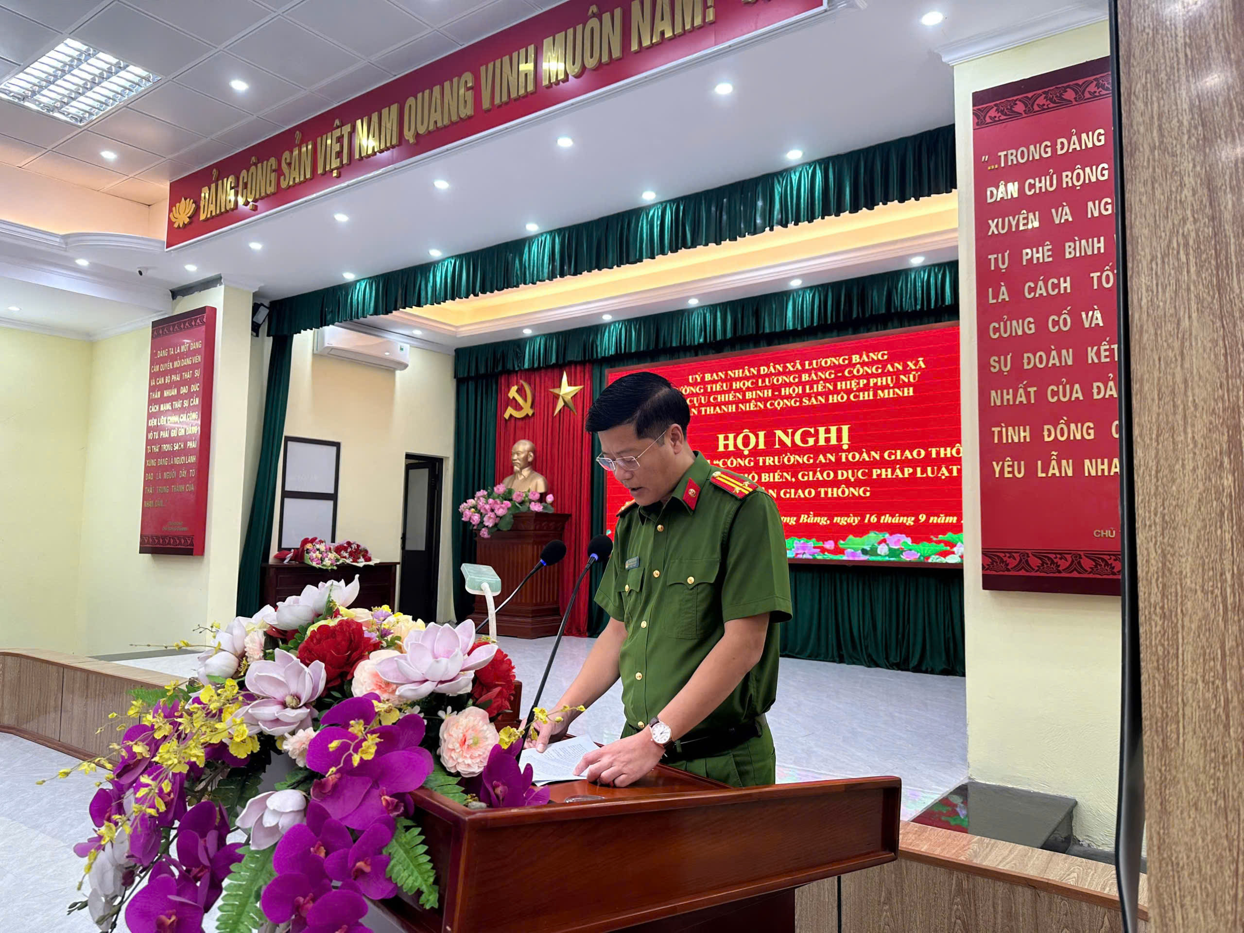 Công an xã Lương Bằng tham mưu tổ chức Hội nghị ra mắt mô hình “Cổng trường an toàn giao thông” và tuyên truyền, phổ biến, giáo dục pháp luật về trật tự, an toàn giao thông.