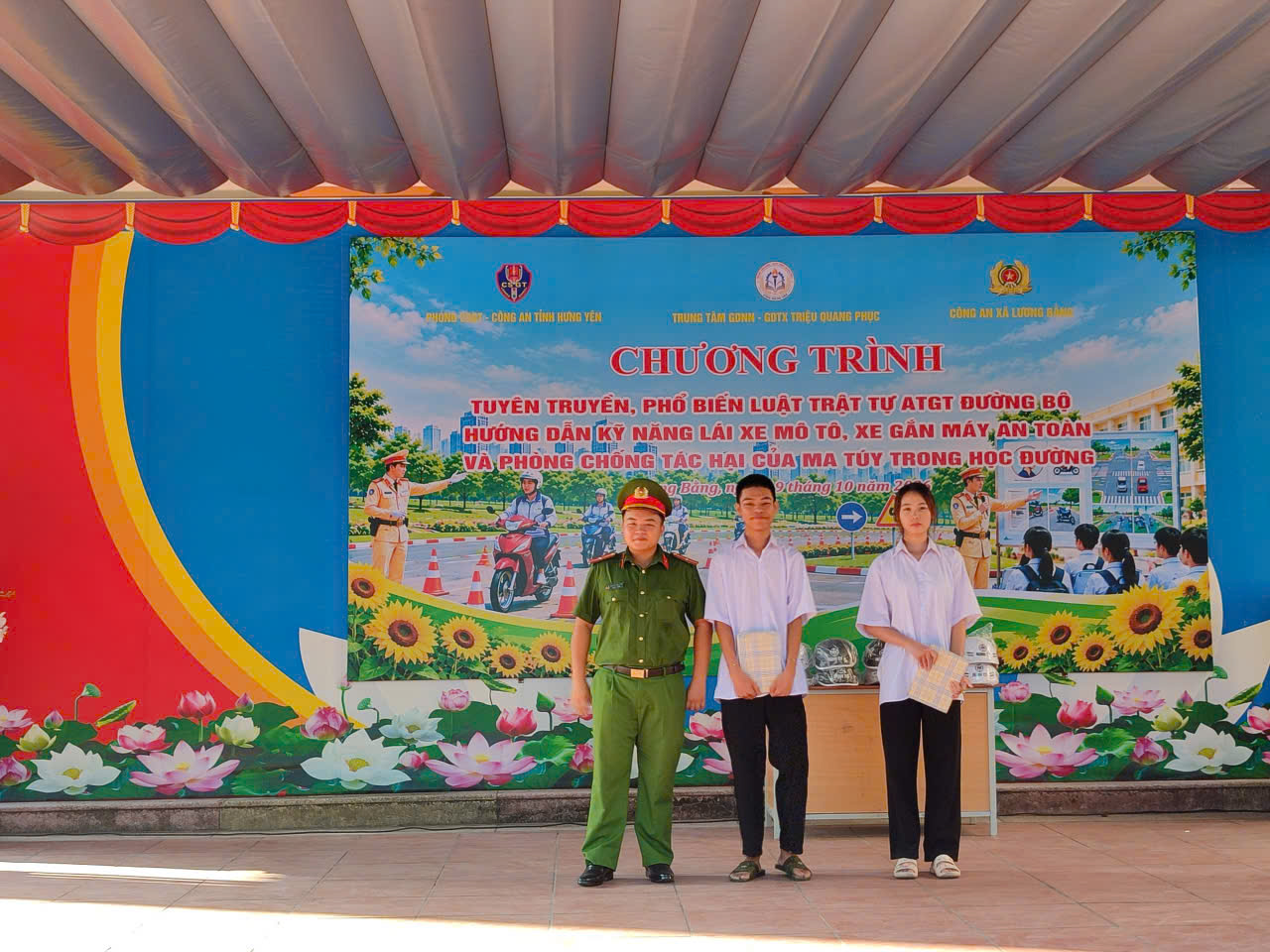 Công an xã Lương Bằng phối hợp tuyên truyền an toàn giao thông và phòng ngừa ma túy học đường