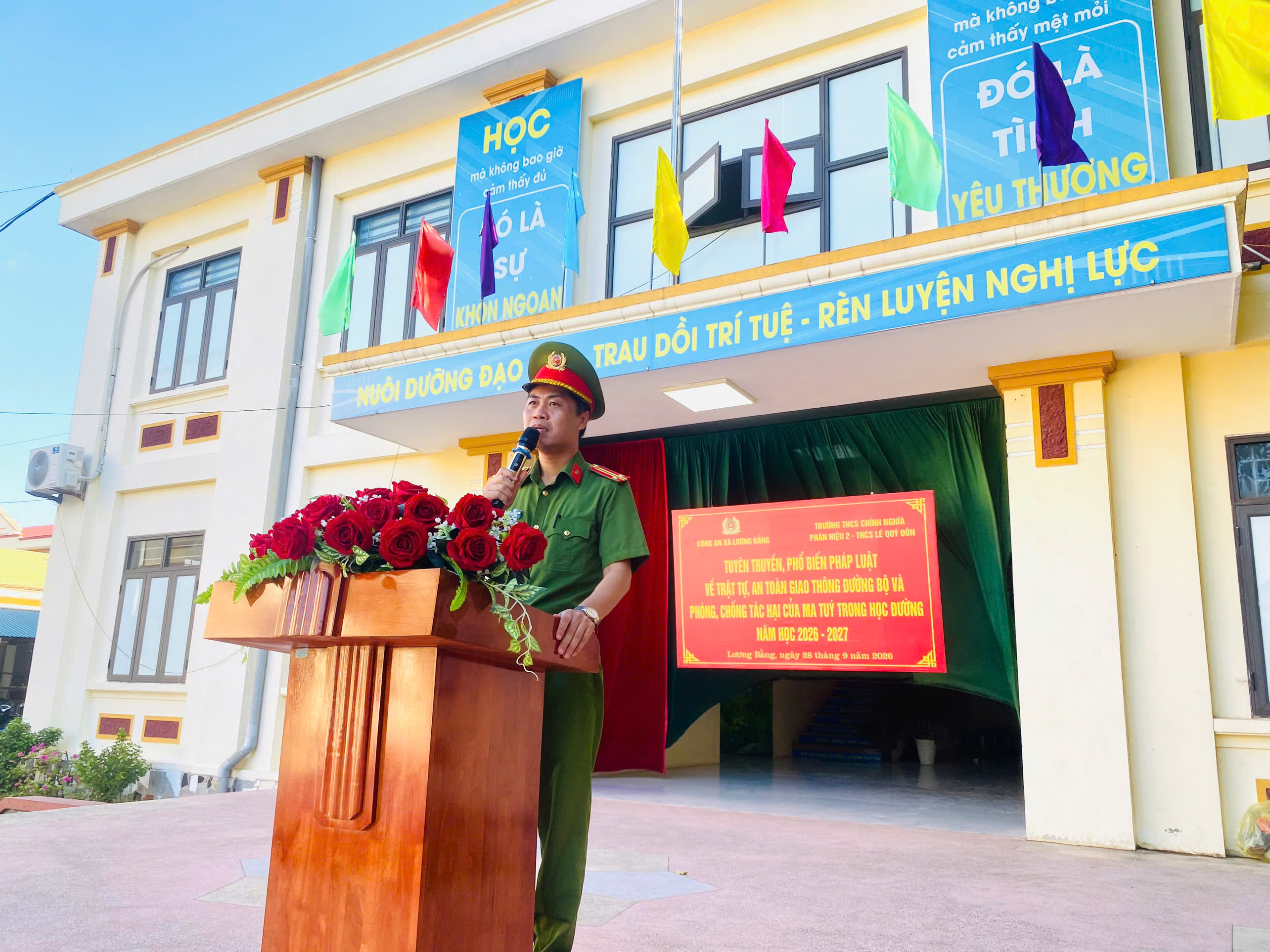 Công an xã Lương Bằng đẩy mạnh tuyên truyền phổ biến pháp luật về trật tự, an toàn giao thông đường bộ và phòng chống tác hại của ma túy trong học đường tại Trường THCS Chính Nghĩa