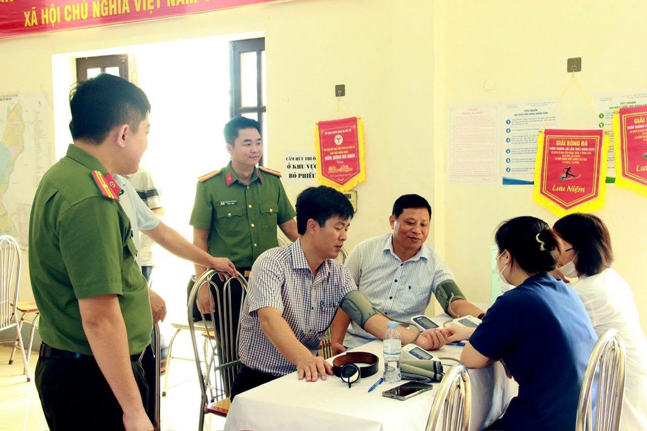 Công an xã Mễ Sở phối hợp bảo đảm an ninh, trật tự phục vụ công tác khám sức khỏe định kỳ cho Nhân dân