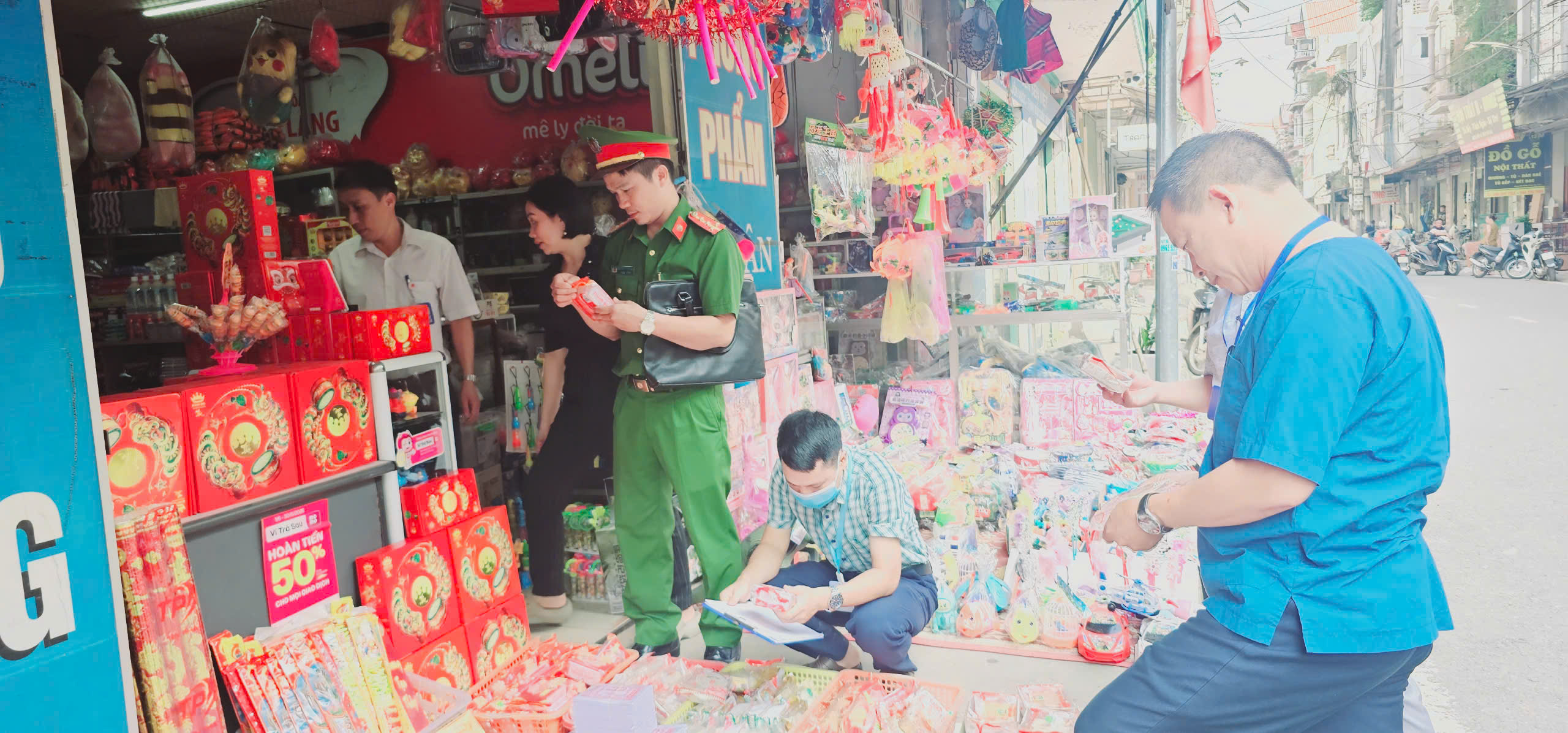 Công an xã Mễ Sở tăng cường kiểm tra, tuyên truyền an toàn thực phẩm dịp Tết Trung thu 2026