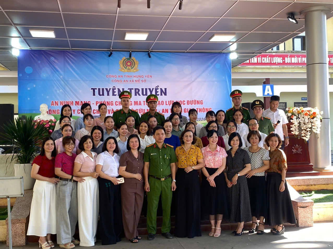 Công an xã Mễ Sở phối hợp tuyên truyền, giáo dục pháp luật tại trường tiểu học Mễ Sở