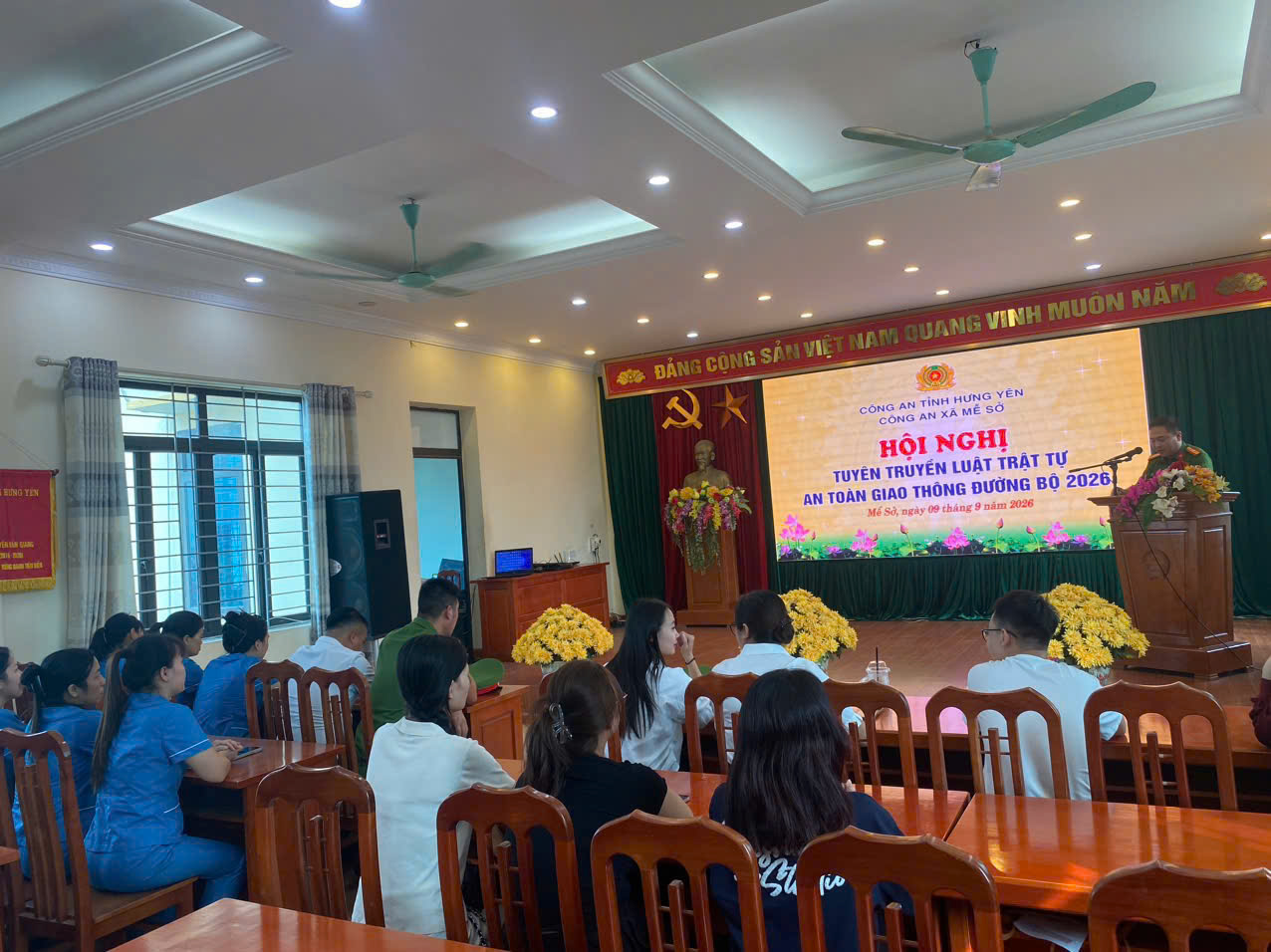 Công an xã Mễ Sở đẩy mạnh tuyên truyền pháp luật về trật tự, an toàn giao thông trong tháng an toàn giao thông
