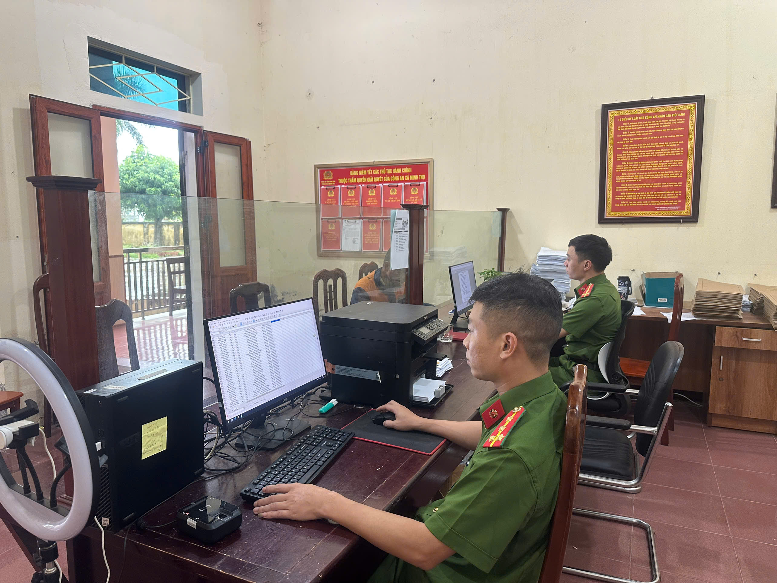 Công an xã Minh Thọ đẩy mạnh làm sạch dữ liệu đất đai, góp phần đẩy nhanh chuyển đổi số
