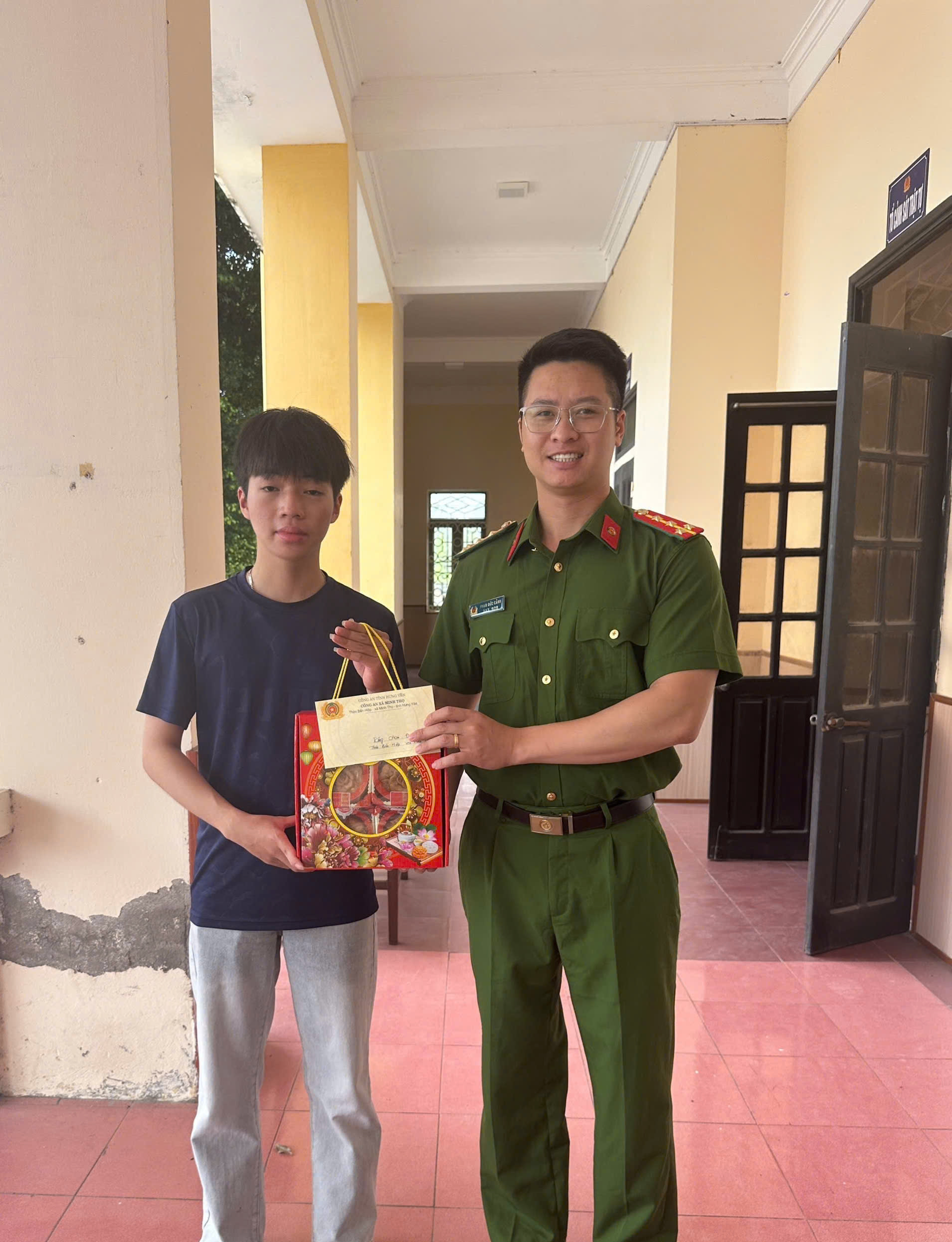 Công an xã Minh Thọ trao quà cho học sinh có hoàn cảnh khó khăn và bảo đảm ANTT các hoạt động vui tết Trung thu