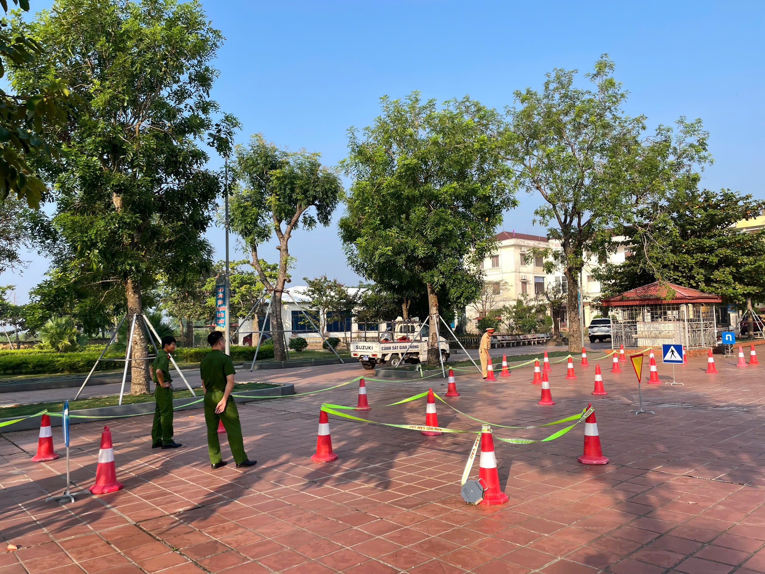 Công an xã Minh Thọ phối hợp với phòng cảnh sát giao thông tuyên truyền, hướng dẫn kỹ năng lái xe an toàn cho học sinh trường THPT Quỳnh Thọ