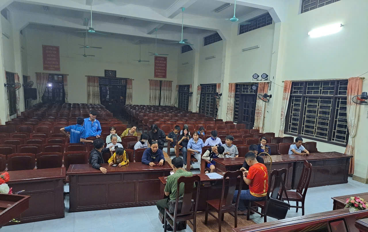 Công an xã Minh Thọ đẩy mạnh hướng dẫn người dân tích hợp tài khoản an sinh xã hội trên ứng dụng VNeID