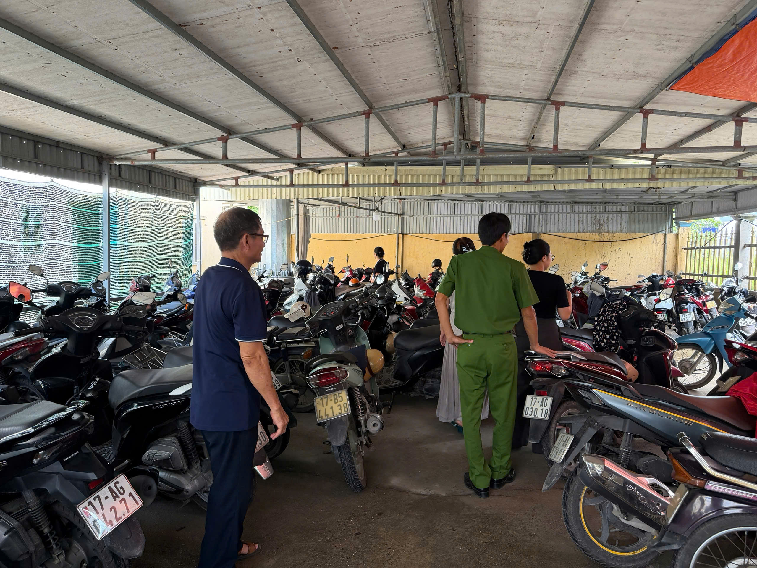 Công an xã Minh Thọ hướng dẫn công nhân chủ động phòng ngừa, đảm bảo an ninh trật tự tại công TNHH may mặc Khánh Duy