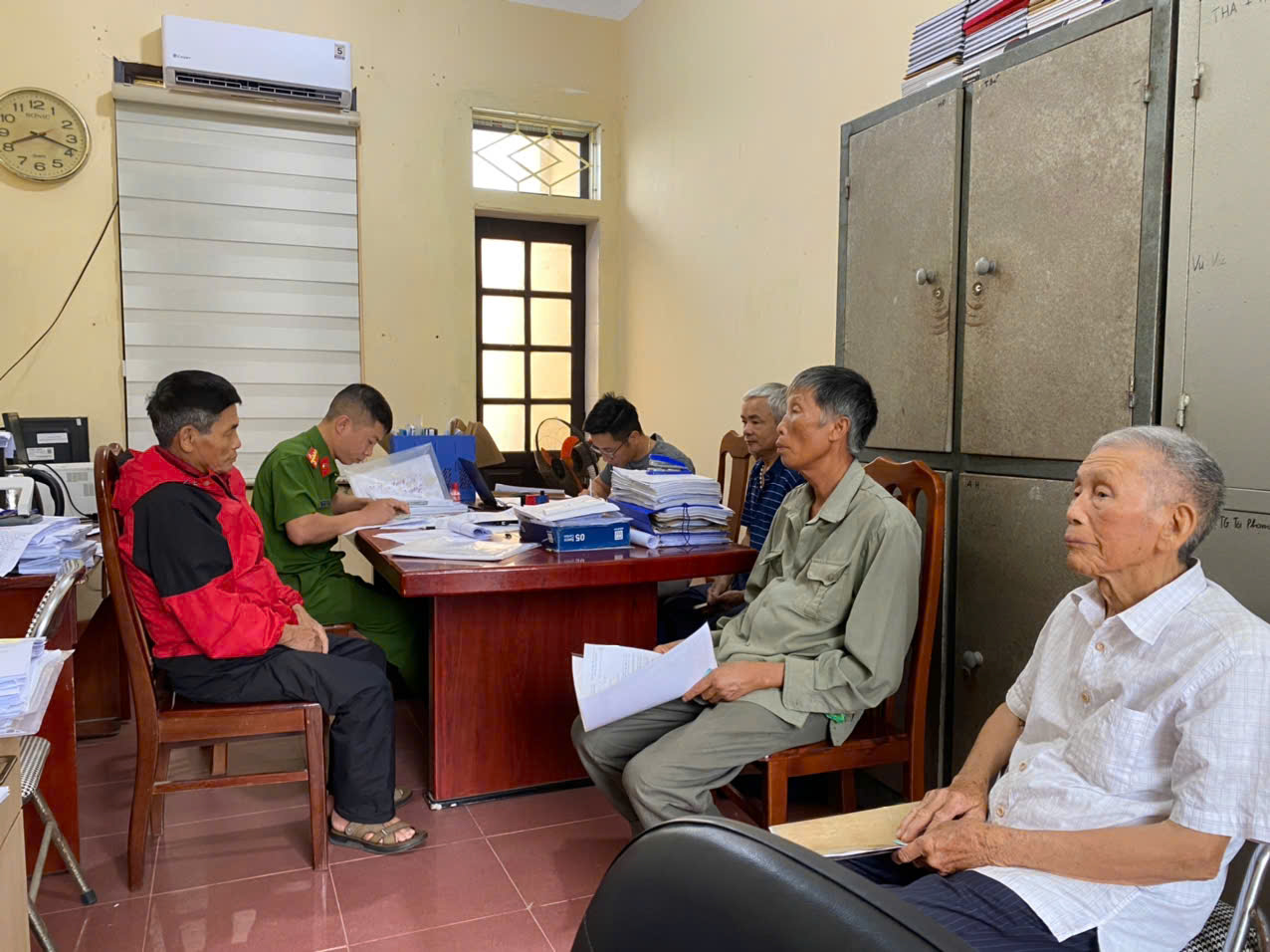 Công an xã Minh Thọ tổ chức tổng rà soát thân nhân liệt sĩ chưa xác định được danh tính trên địa bàn xã