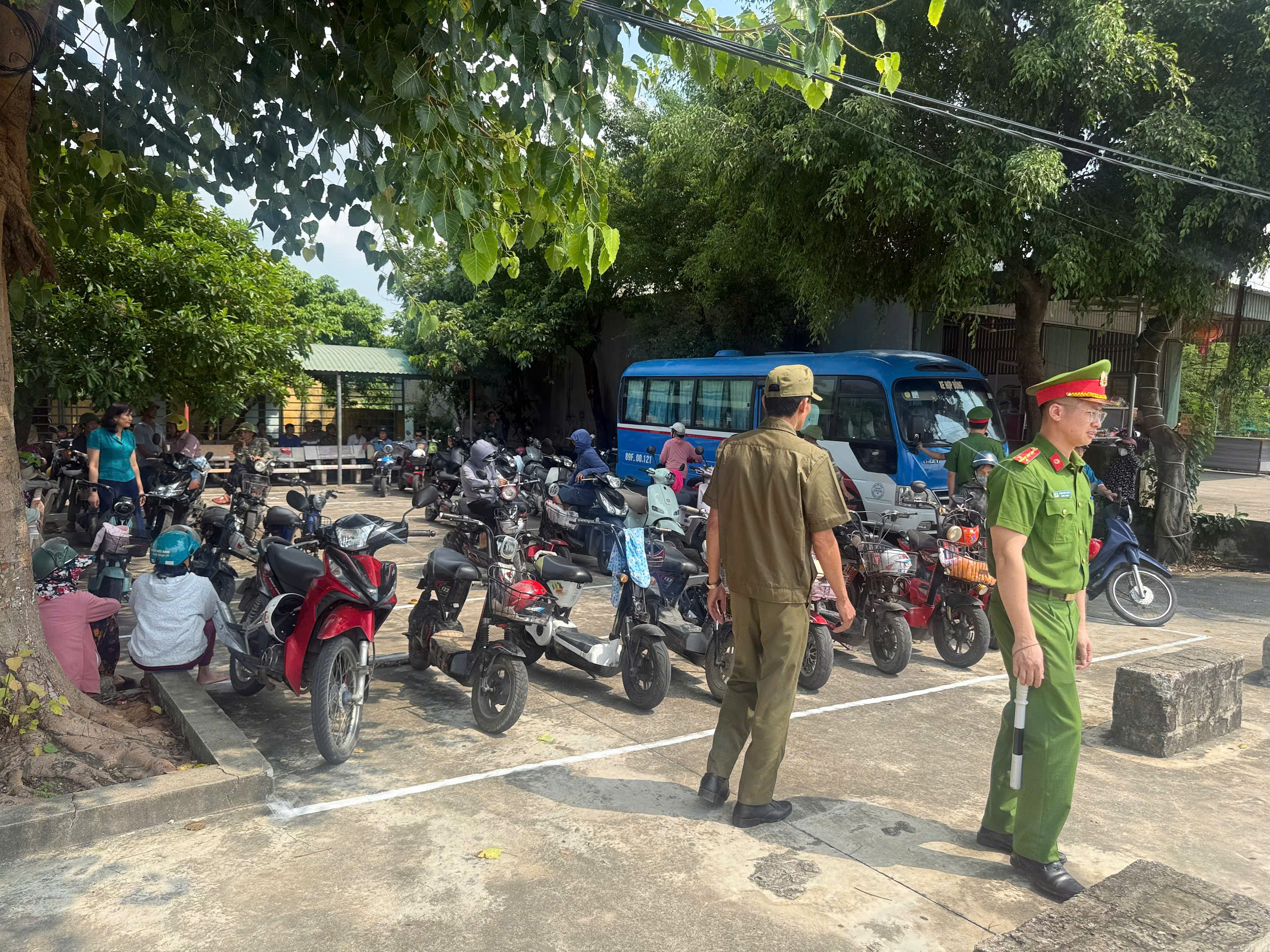 Công an xã Minh Thọ phối hợp với các trường tiểu học trên địa bàn xã tuyên truyền, hướng dẫn người dân xây dựng nếp sống văn hoá giao thông tại cổng trường học