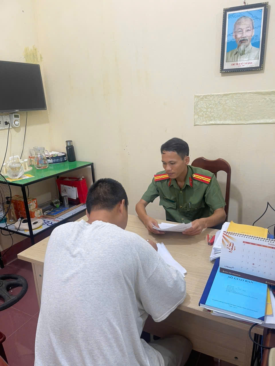 Công an xã Minh Thọ phát hiện, xử lý 02 trường hợp bình luận tiêu cực trên trang Facebook cá nhân của đối tượng phản động