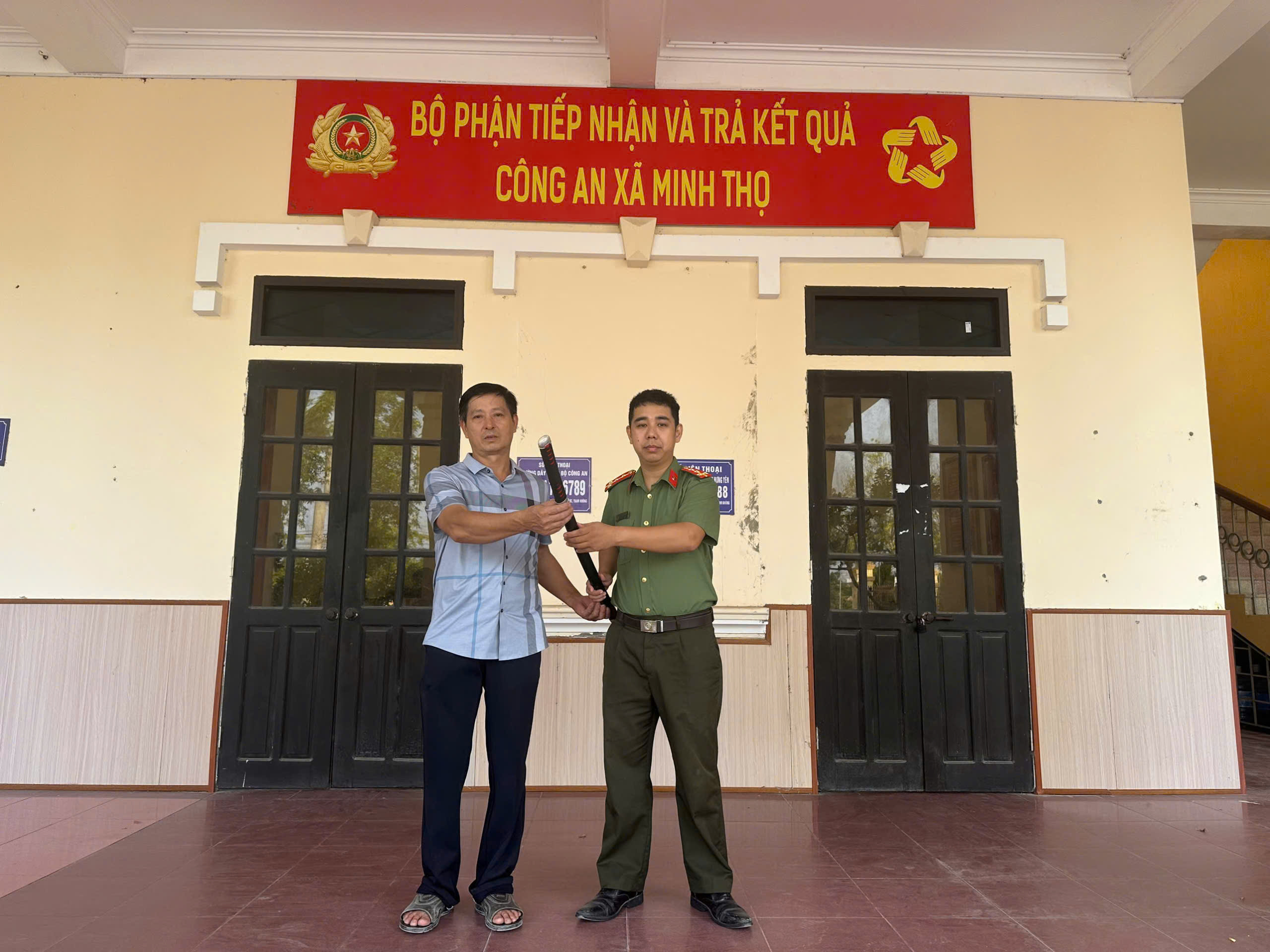 Công an xã Minh Thọ tích cực vận động người dân giao nộp vũ khí vật liệu nổ, công cụ hỗ trợ