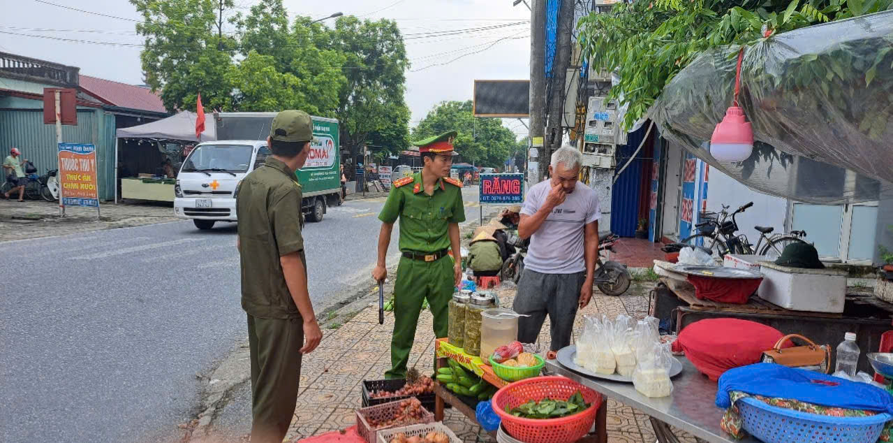 Công an xã Minh Thọ đẩy mạnh giải toả hành lang an toàn giao thông và ký cam kết chấp hành luật giao thông đường bộ.