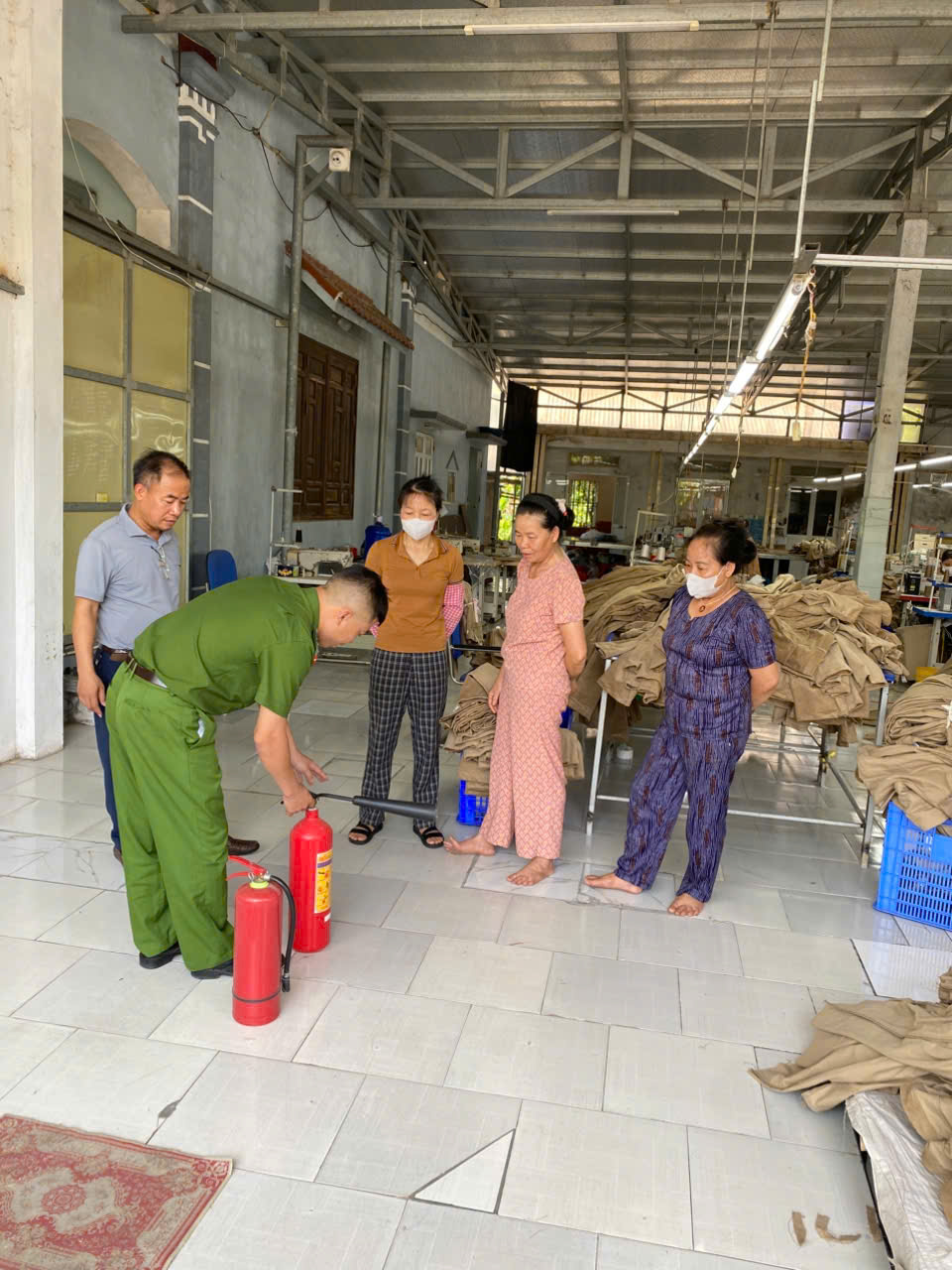 Công an xã Minh Thọ tăng cường kiểm tra, hướng dẫn công tác phòng cháy, chữa cháy đối với các hộ kinh doanh trên địa bàn xã