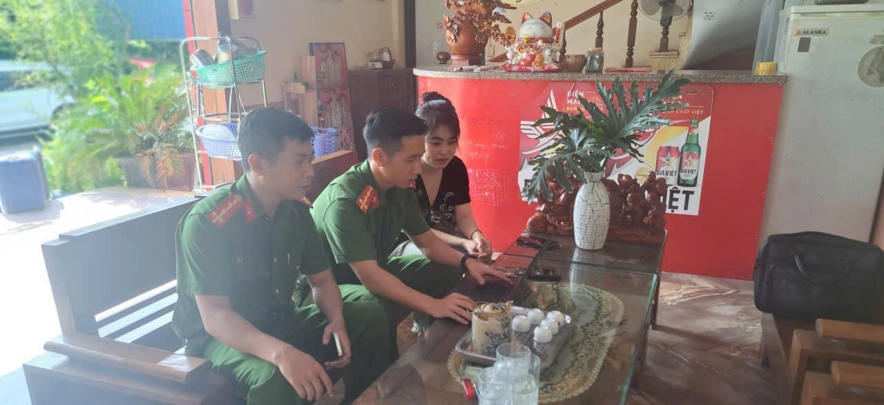 Công an xã Minh Thọ làm việc với chủ cơ sở