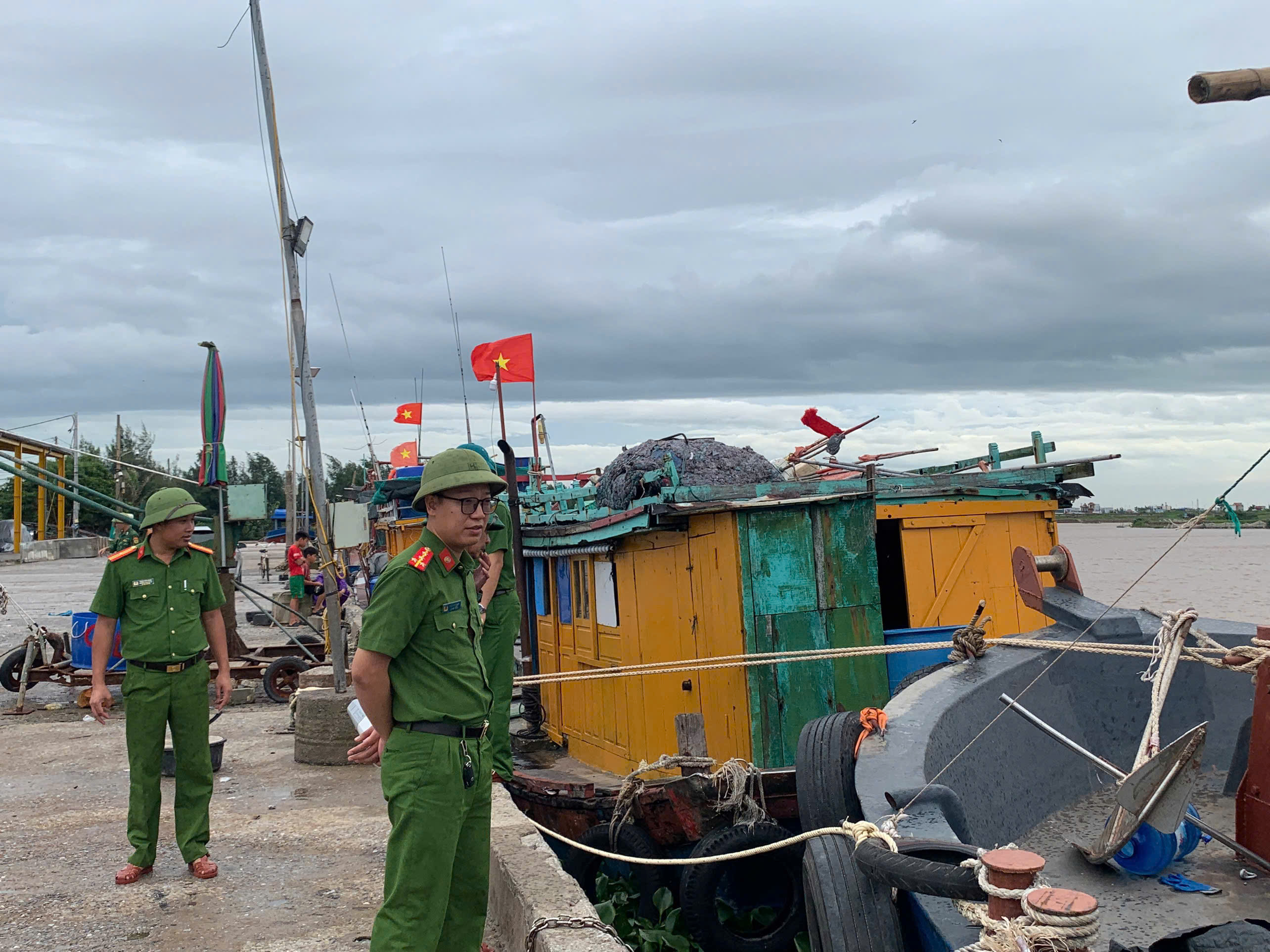 Công an xã Nam Cường chủ động nắm tình hình, kiểm tra địa bàn, ứng phó với diễn biến bão số 4