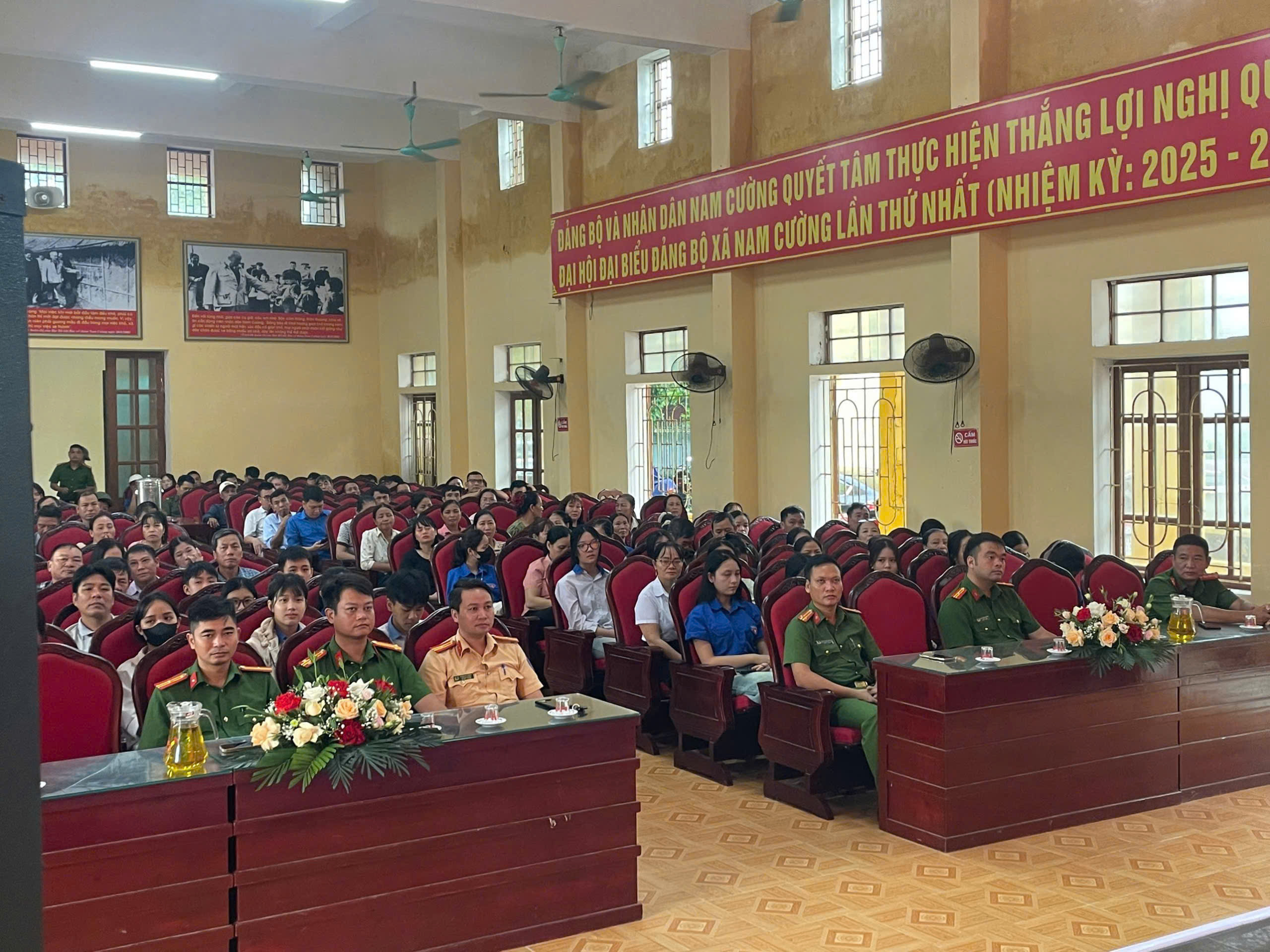 Công an xã Nam Cường phối hợp tuyên truyền, phổ biến giáo dục về trật tự, an toàn giao thông và hướng dẫn kỹ năng lái xe mô tô, xe gắn máy an toàn.