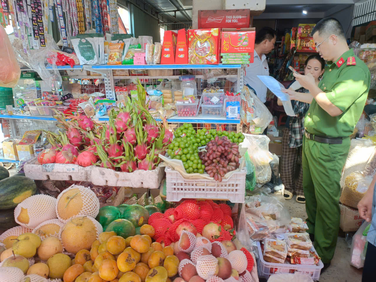 Công an xã Nam Cường tăng cường kiểm tra, đảm bảo an toàn thực phẩm dịp Tết Trung thu năm 2026.