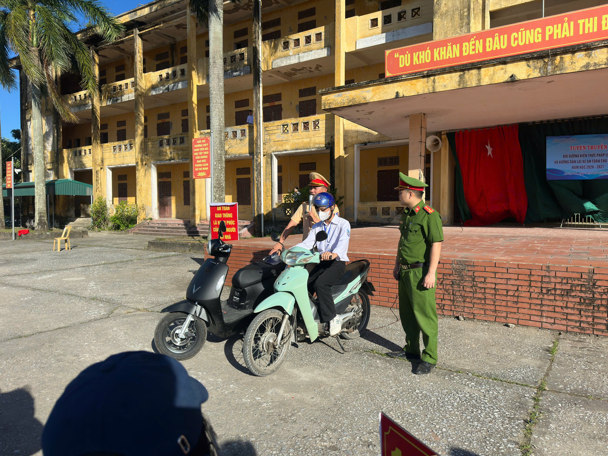 Công an xã Nam Cường phối hợp tuyên truyền, hướng dẫn lái xe an toàn cho học sinh năm học 2026 – 2027.