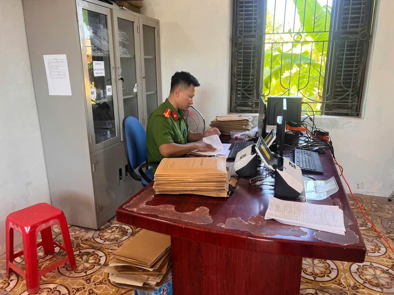 Công an xã Nam Cường đẩy mạnh số hóa tàng thư cư trú, đáp ứng yêu cầu chuyển đổi số.