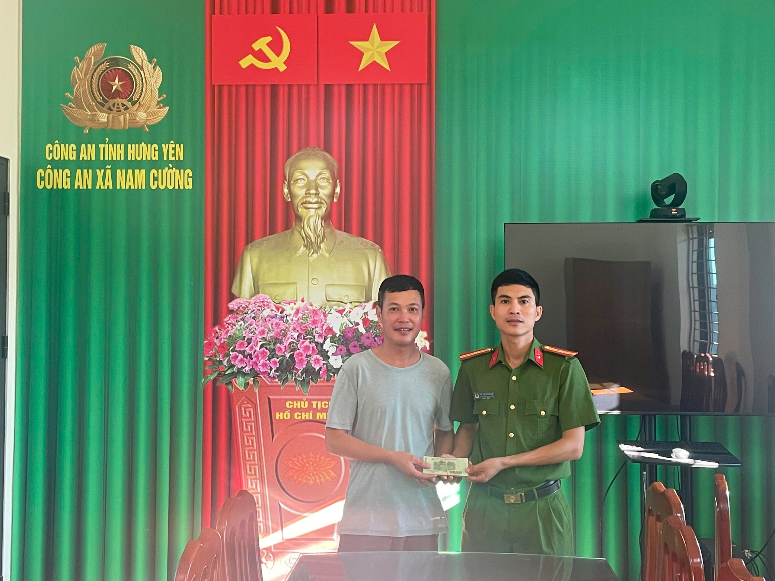 Công an xã Nam Cường tận tình xác minh, trao trả tài sản đánh rơi, nhận thư cảm ơn từ người dân.