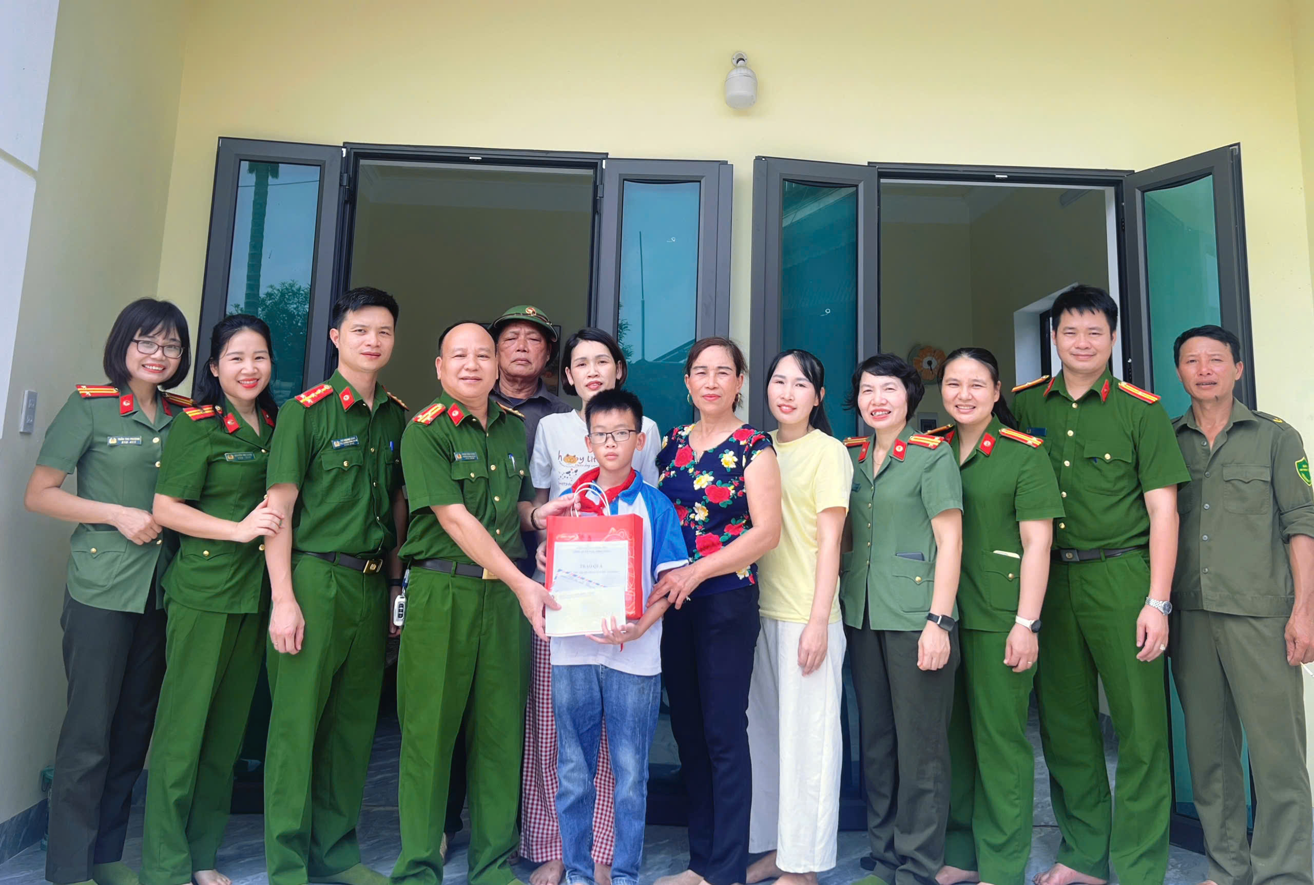 Công an xã Nam Đông Hưng thăm, tặng quà các cháu học sinh có hoàn cảnh khó khăn dịp Tết Trung thu