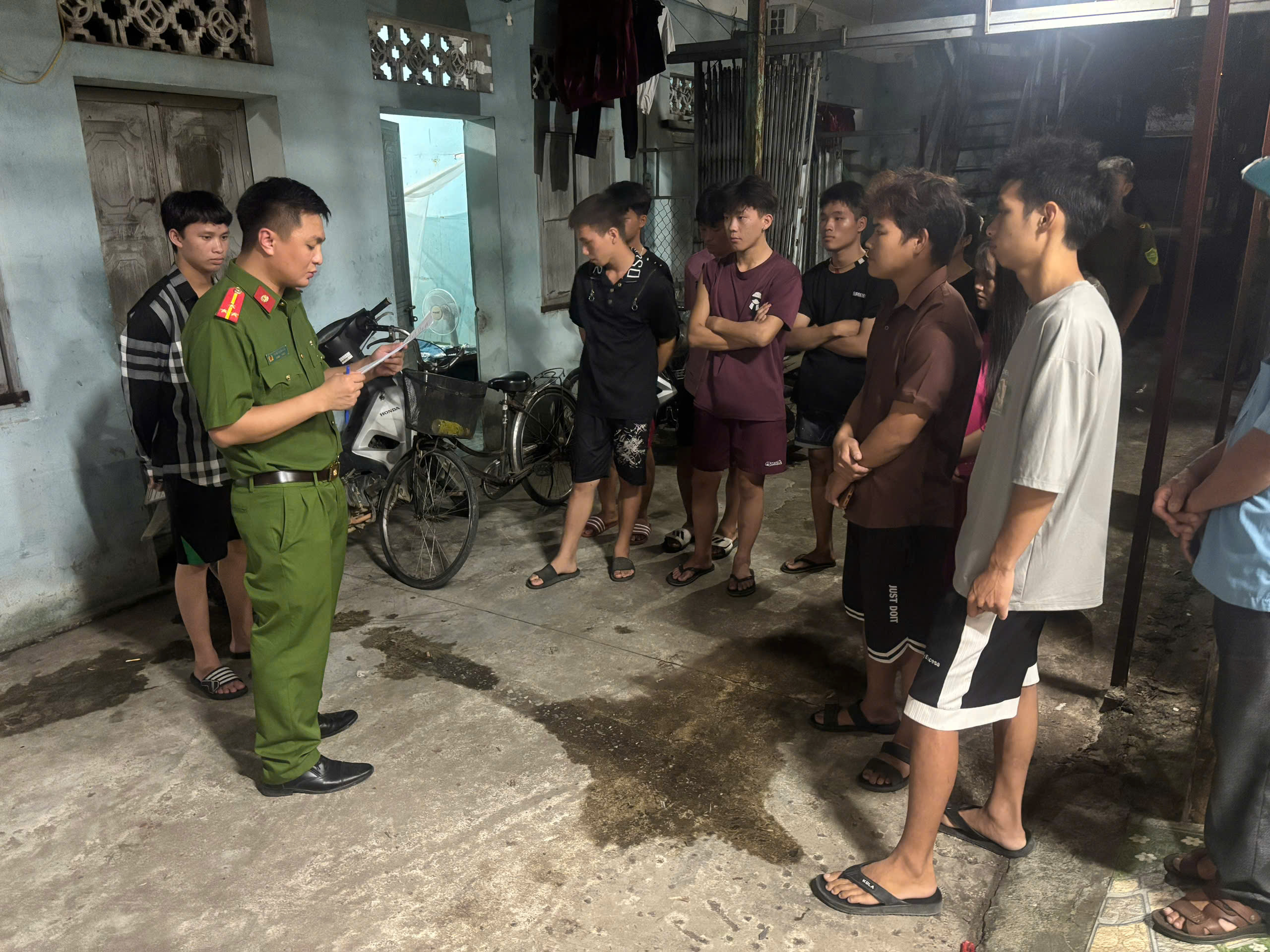 Công an xã Nam Đông Hưng tăng cường kiểm tra cư trú, chủ động phát hiện và đấu tranh với các loại tội phạm