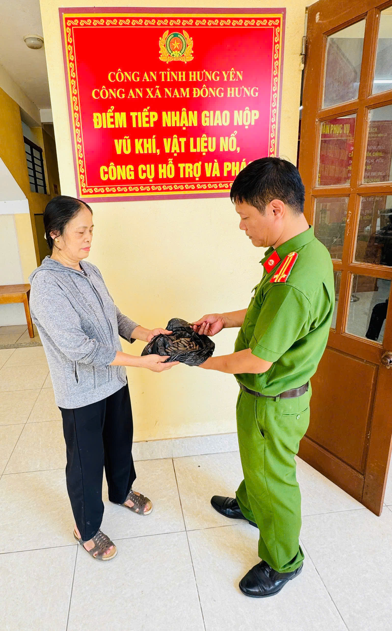 Công an xã Nam Đông Hưng tiếp nhận đạn quân dụng do người dân tự giác giao nộp