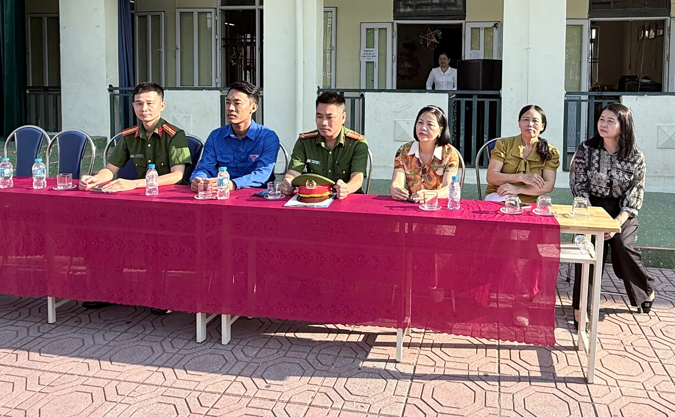 Công an xã Nam Đông Hưng đẩy mạnh tuyên truyền, phổ biến pháp luật về trật tự an toàn giao thông, hướng dẫn kỹ năng lái xe an toàn tại các trường học trên địa bàn xã