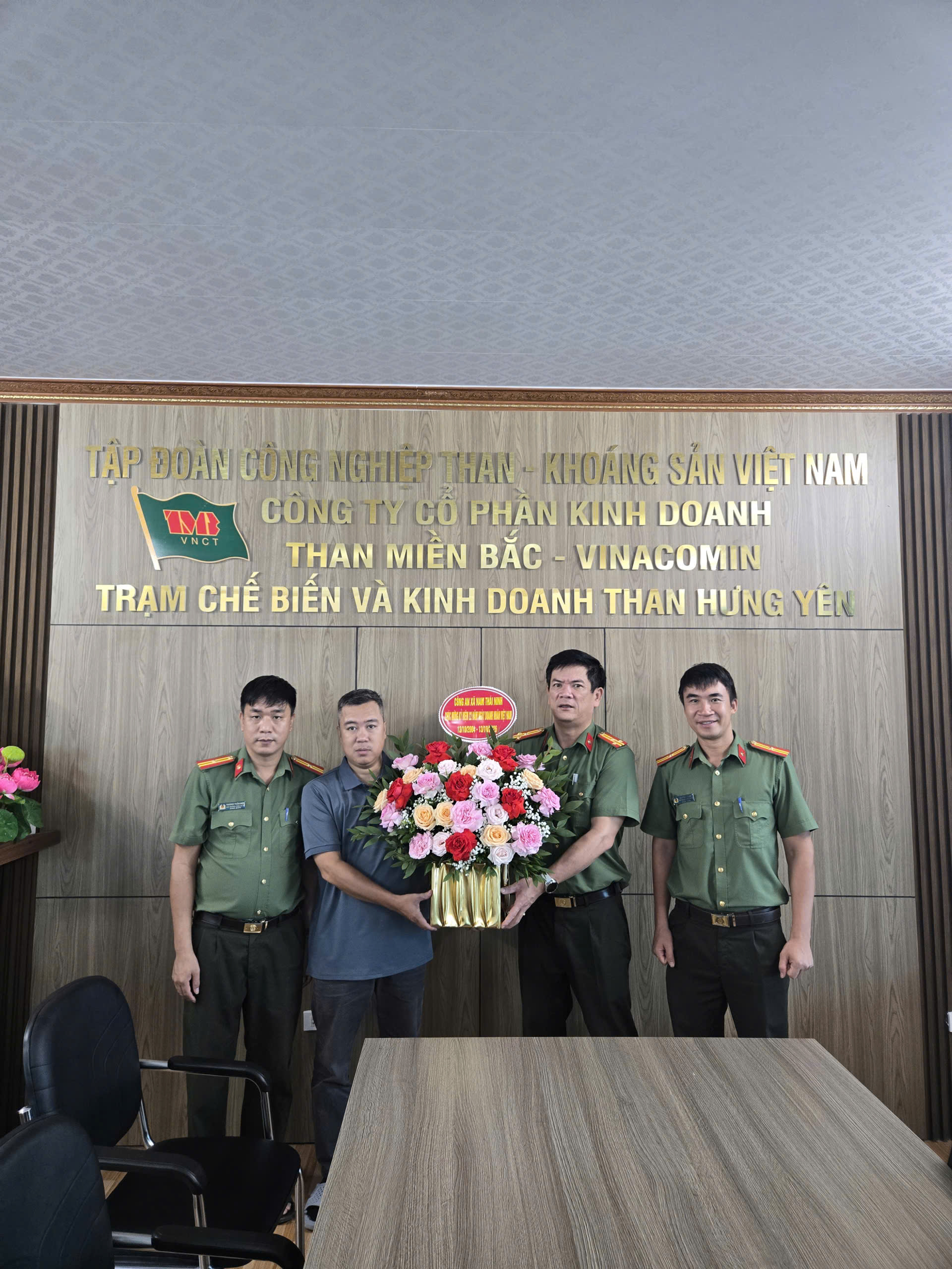 Công an xã Nam Thái Ninh thăm, chúc mừng các doanh nhân, doanh nghiệp nhân Ngày Doanh nhân Việt Nam 13/10
