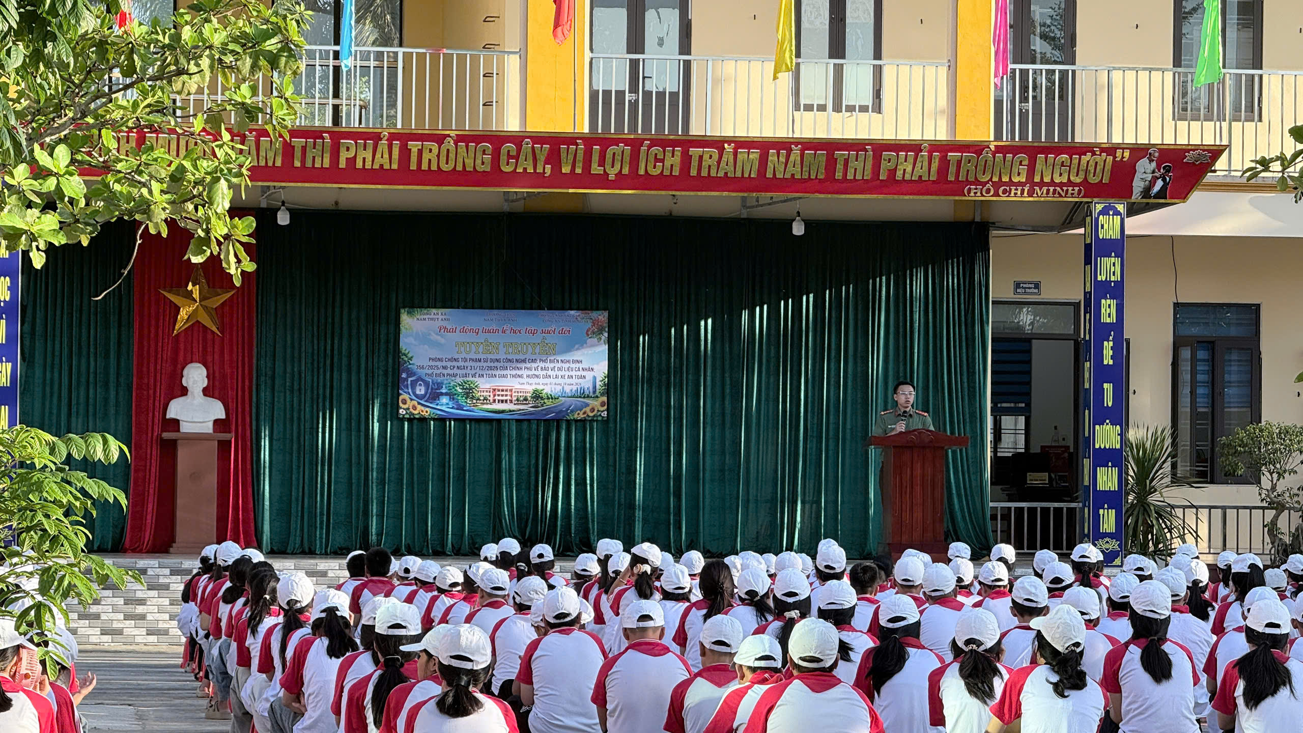Công an xã Nam Thụy Anh tuyên truyền pháp luật về Phòng, chống tội phạm sử dụng công nghệ cao, phổ biến Nghị định số 356/2025/NĐ-CP ngày 31/12/2025 của Chính phủ về bảo vệ dữ liệu cá nhân tại trường Trung học cơ sở xã Nam Thụy Anh, tỉnh Hưng Yên.