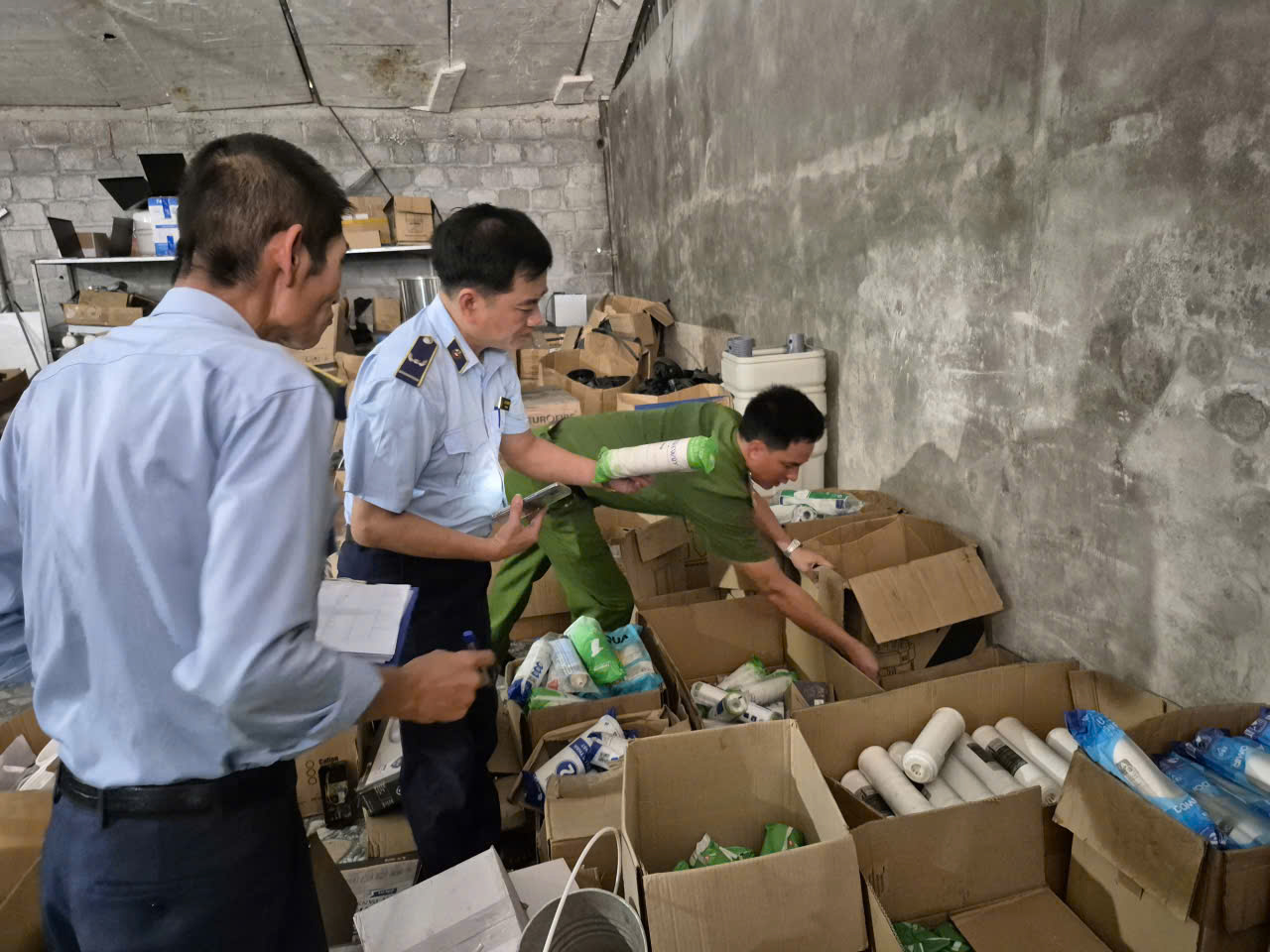 Công an xã Nam Thụy Anh phối hợp phát hiện, xử lý vi phạm trong hoạt động kinh doanh